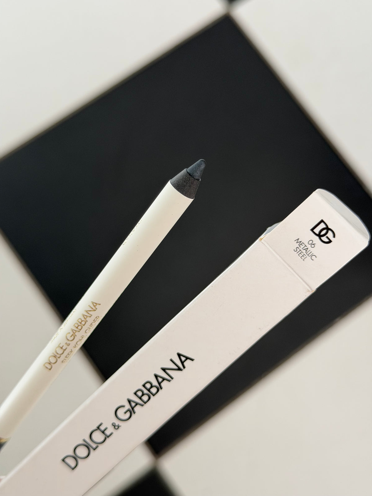 DOLCE&GABBANA Sleek Khol Glider 
10H Lasting Intense Color Eye Pencil (06)