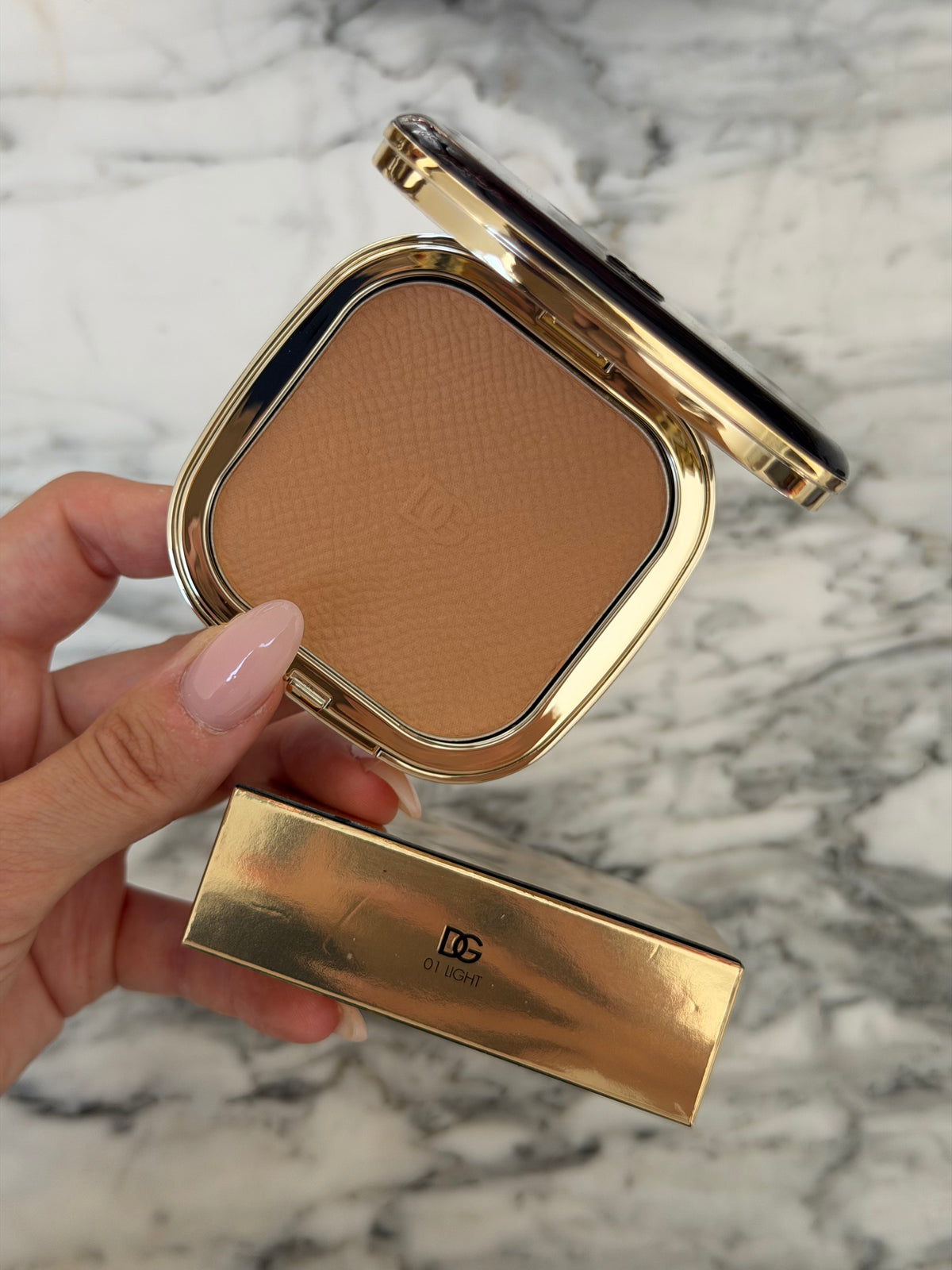 DOLCE&GABBANA Face&Eyes Match
Lasting Bronzer & Eyeshadow Powder (01)