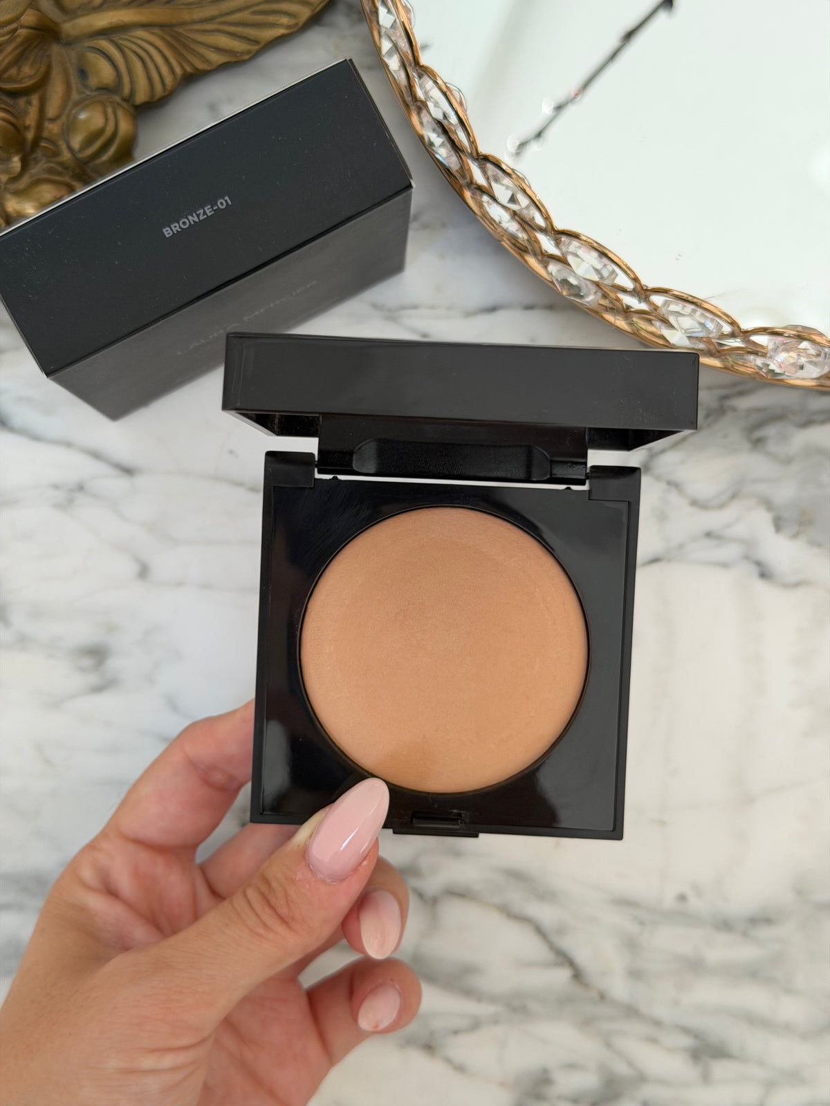 LAURA MERCIER Matte Radiance Baked Face Powder 
Soft Matte Radiance