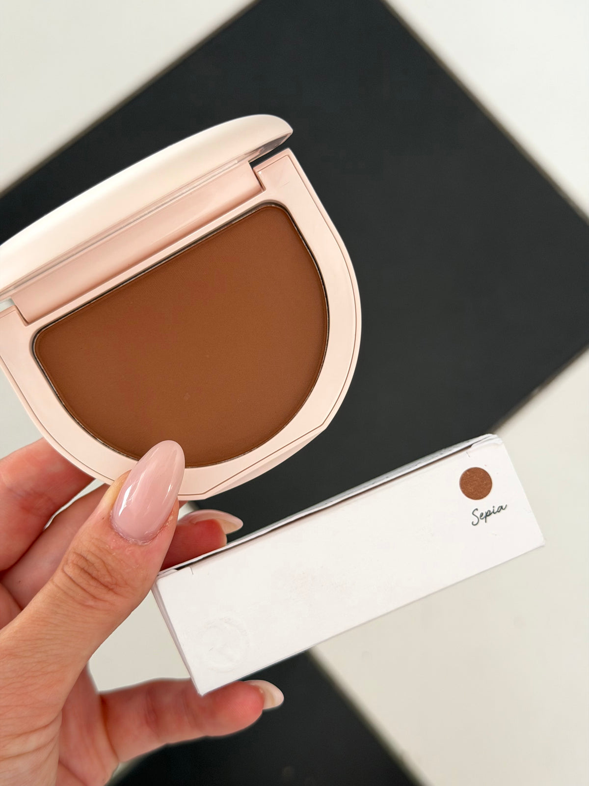 RARE BEAUTY True To Myself Tinted Pressed Finishing Powder - Sepia