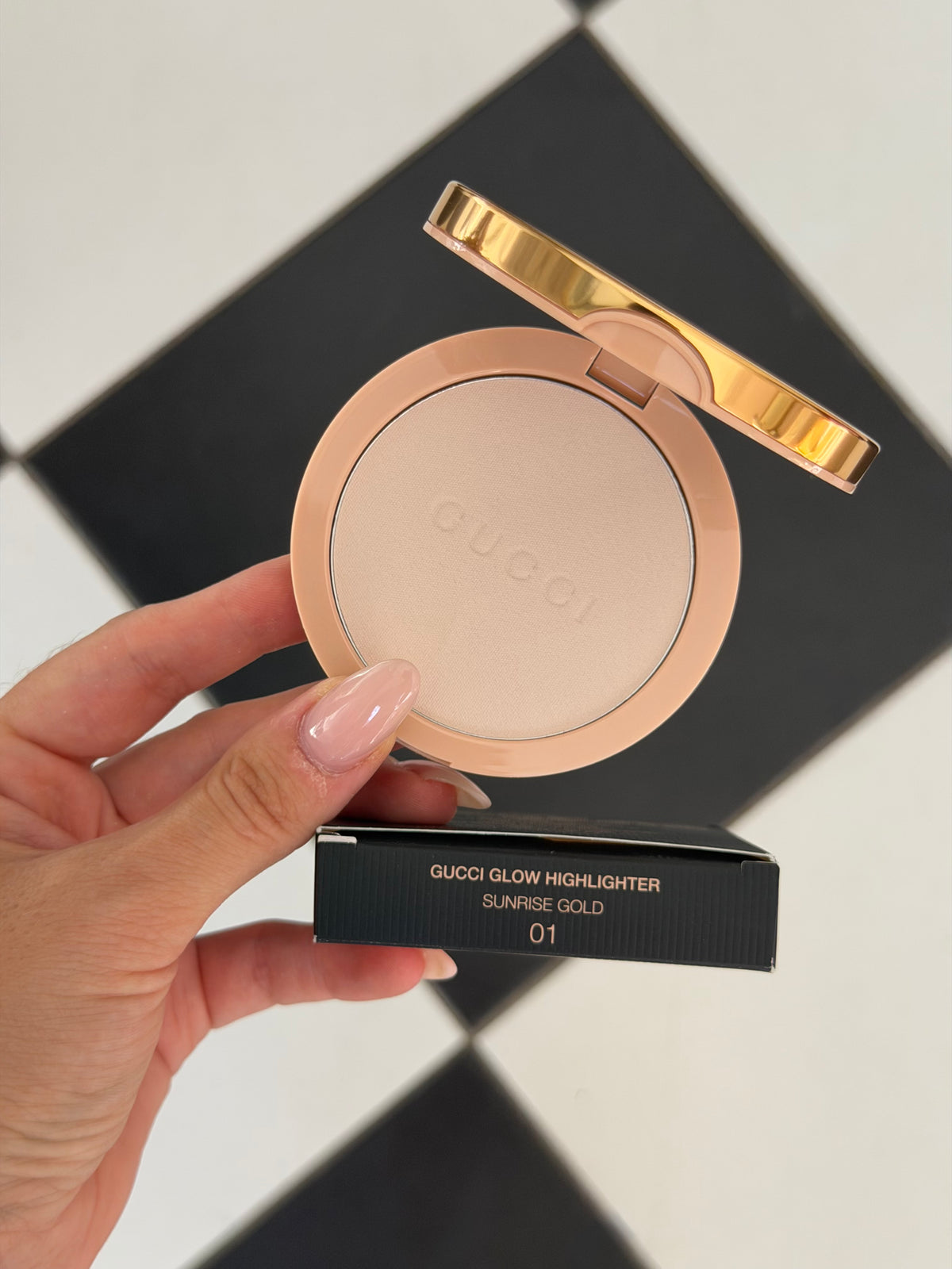 GUCCI Glow Highlighter (01)
Multi-Use Silky Illuminating Powder