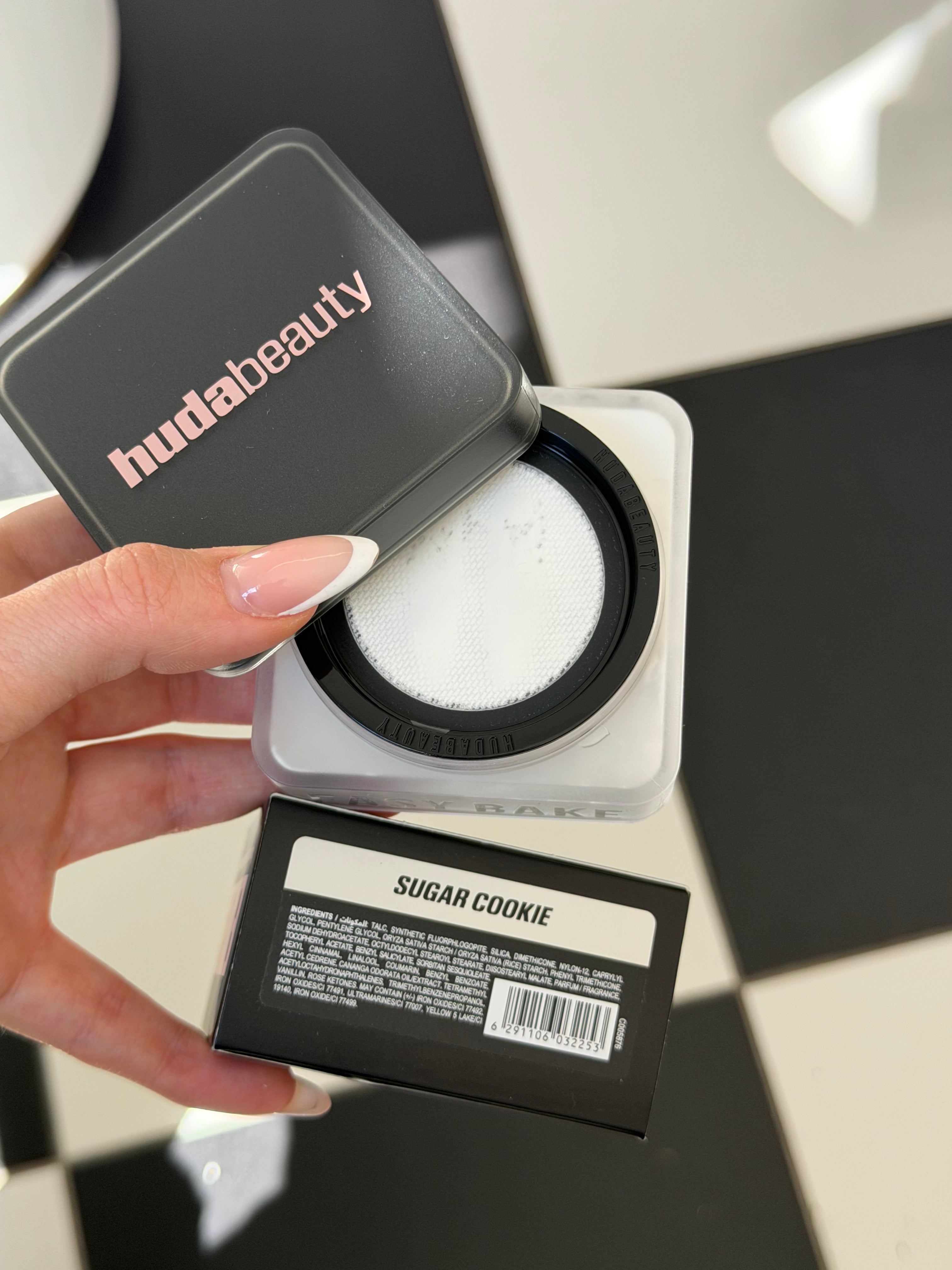 HUDA BEAUTY Easy Bake Loose Baking & Setting Powder - Sugar Cookie