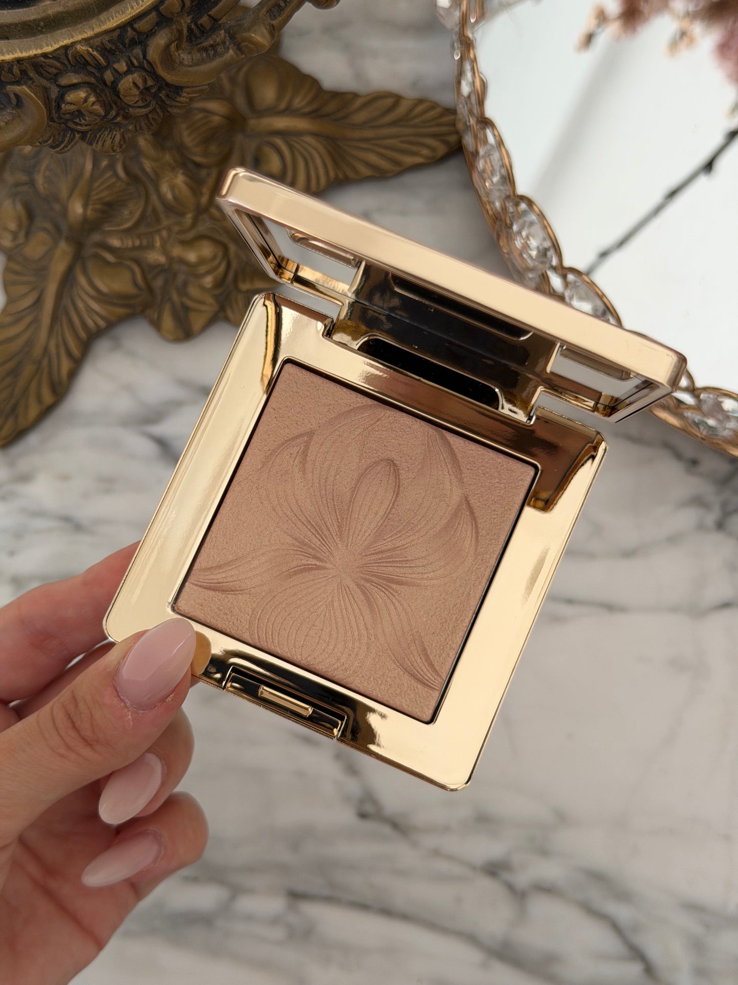 SISLEY L'Orchidée
Highlighter Illuminating Powder Gel