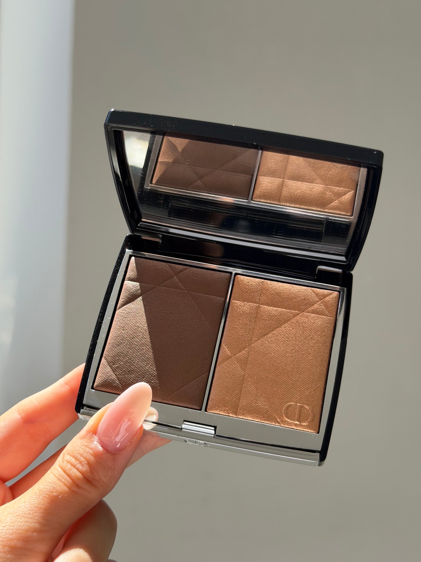 DIOR Rouge Blush Colour & Glow (200)
Multi-Use Face Palette – Color and Highlighter Duo