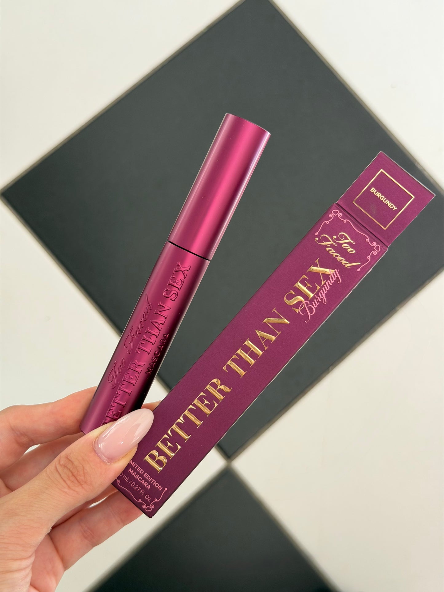 TOO FACED Better Than Sex Volumizing Mascara - Burgundy
Dramatic Volume & Longer Lashes