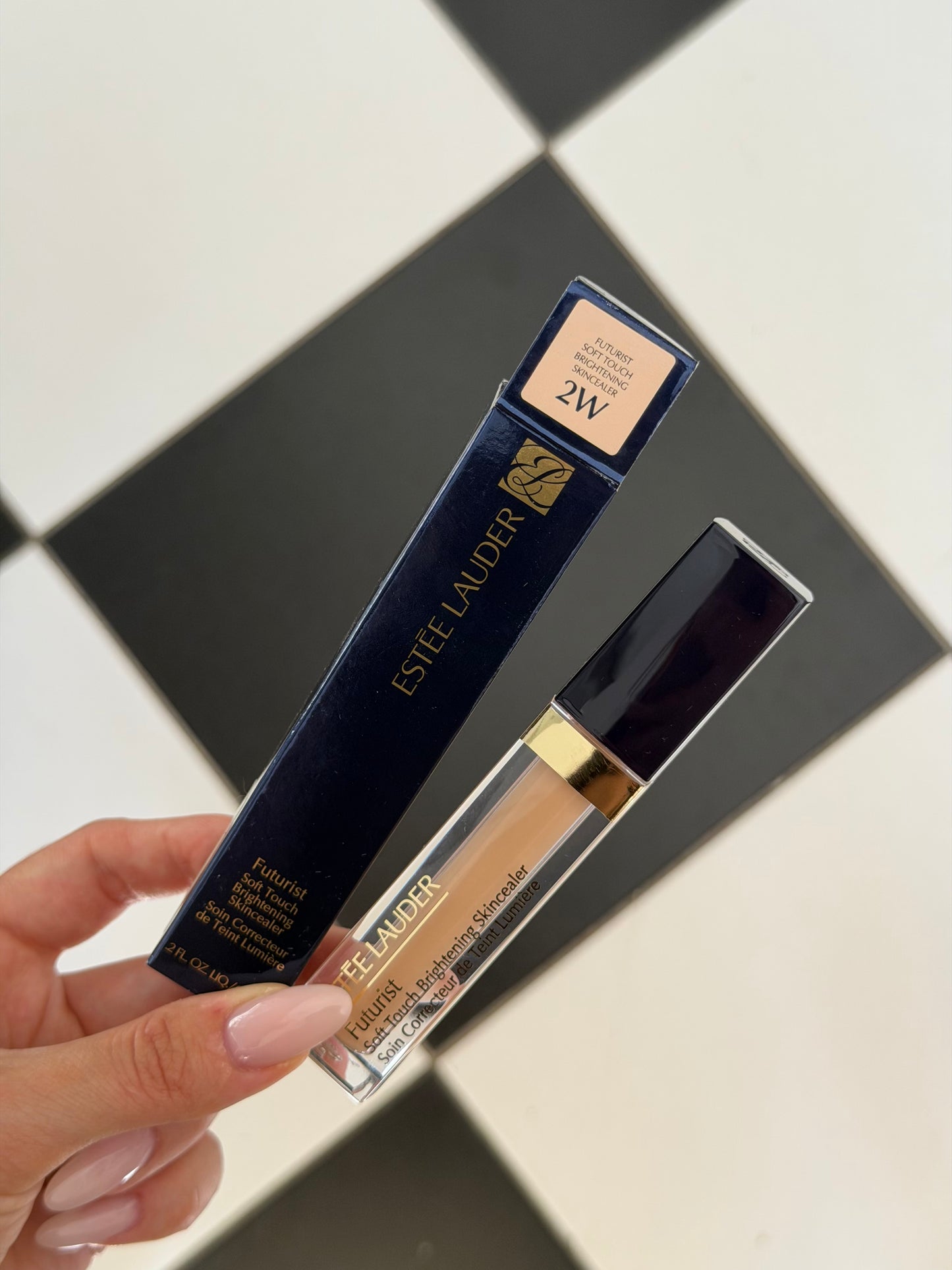 ESTÉE LAUDER Futurist
Soft Touch Brightening Skincealer Concealer (2W)