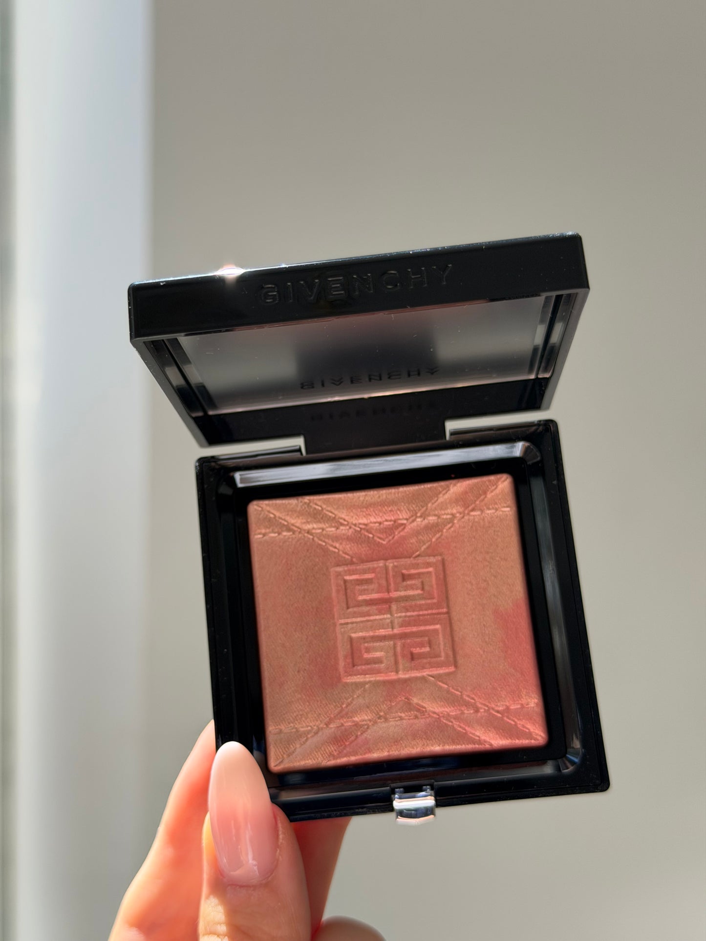 GIVENCHY Prisme Libre Highlighter Powder (004)
Long-lasting Hydrating And Marbled