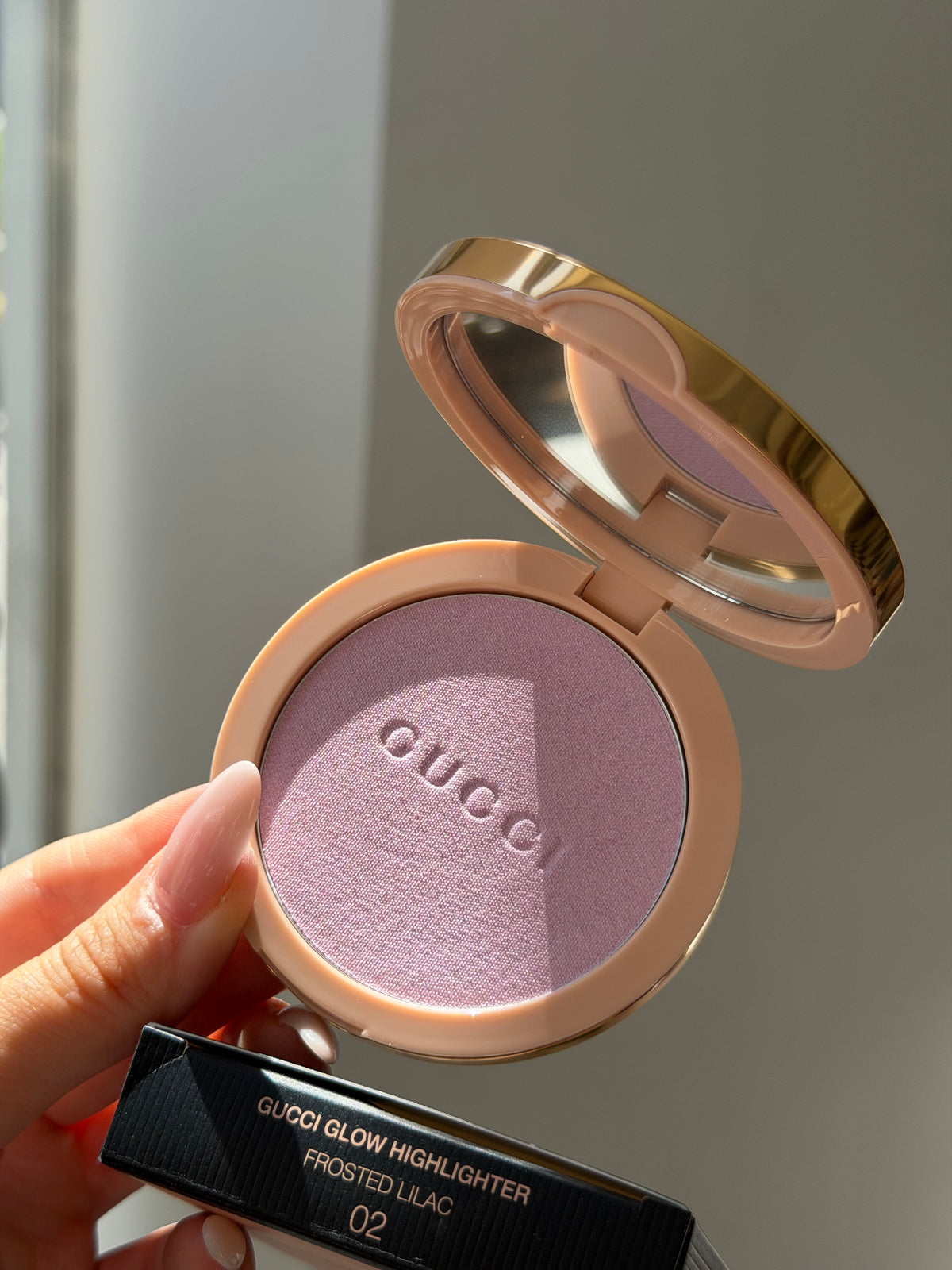 GUCCI Glow Highlighter (02)
Multi-Use Silky Illuminating Powder
