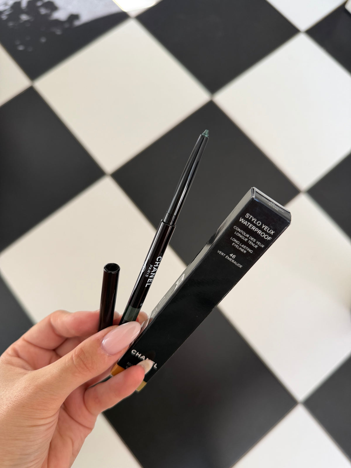 CHANEL Stylo Eyes Waterproof (46)
Long-Lasting Eyeliner