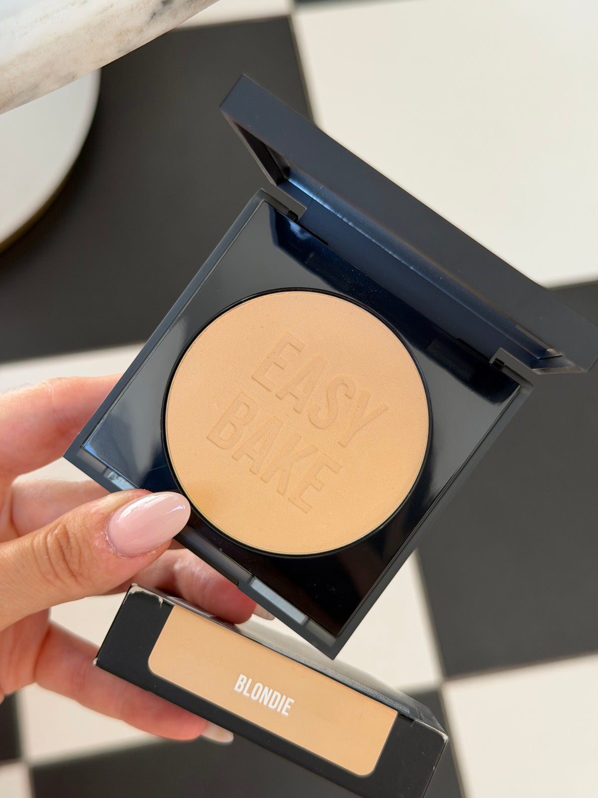 HUDA BEAUTY Easy Bake and Snatch Pressed Brightening and Setting Powder - Blondie