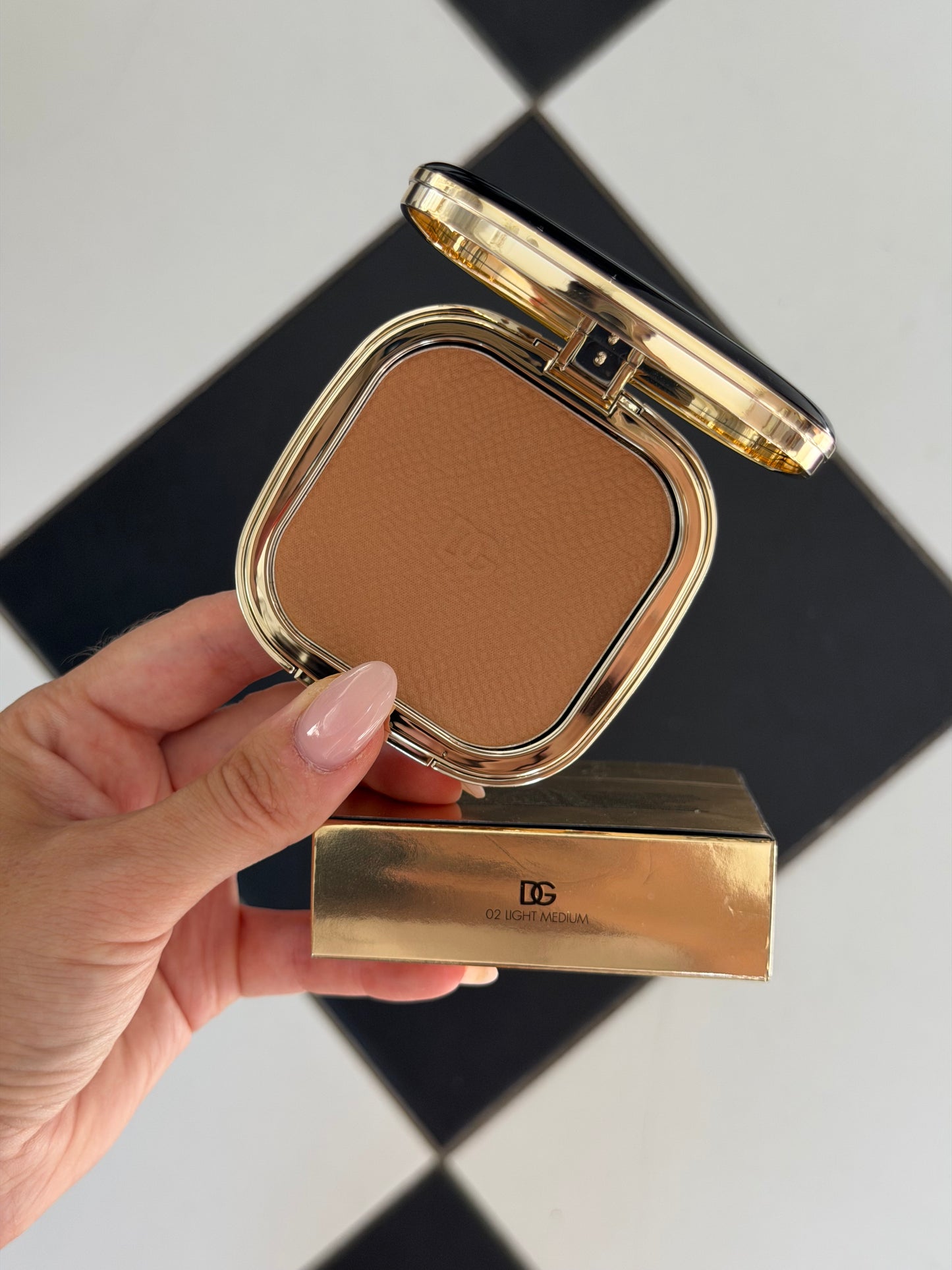 DOLCE&GABBANA Face&Eyes Match
Lasting Bronzer & Eyeshadow Powder (02)