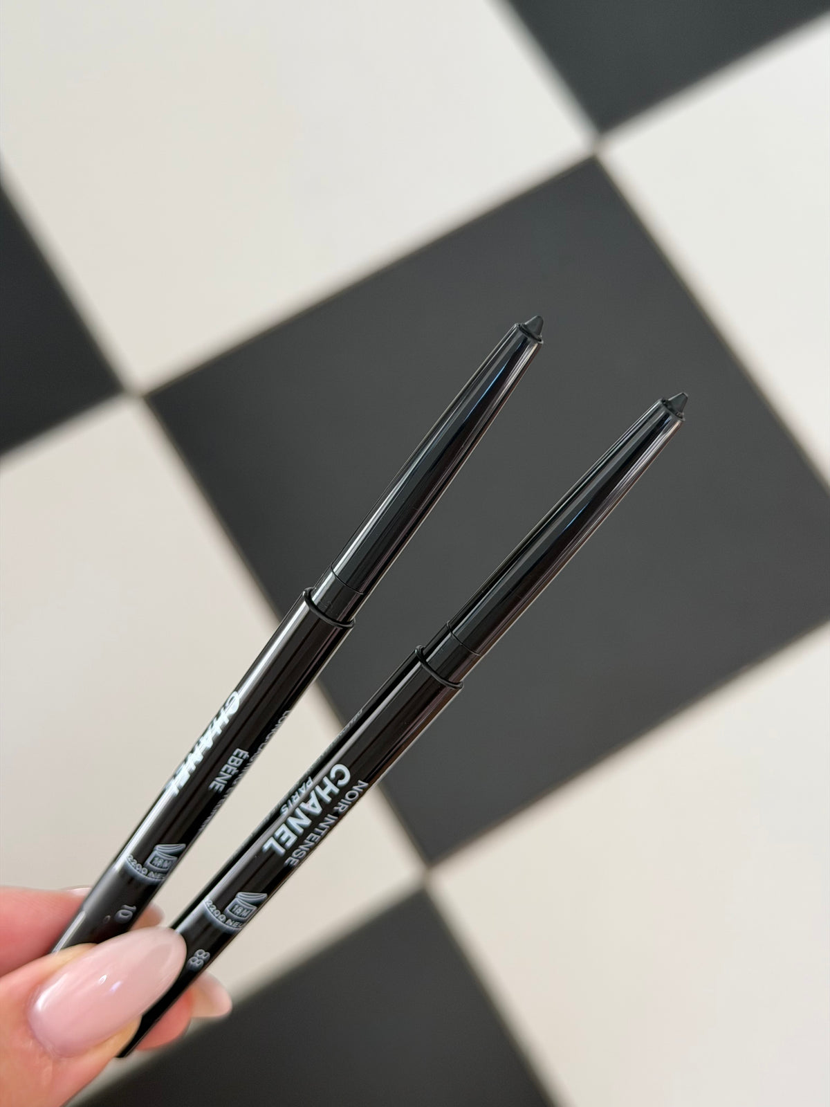 CHANEL Stylo Eyes Waterproof (88)
Long-Lasting Eyeliner