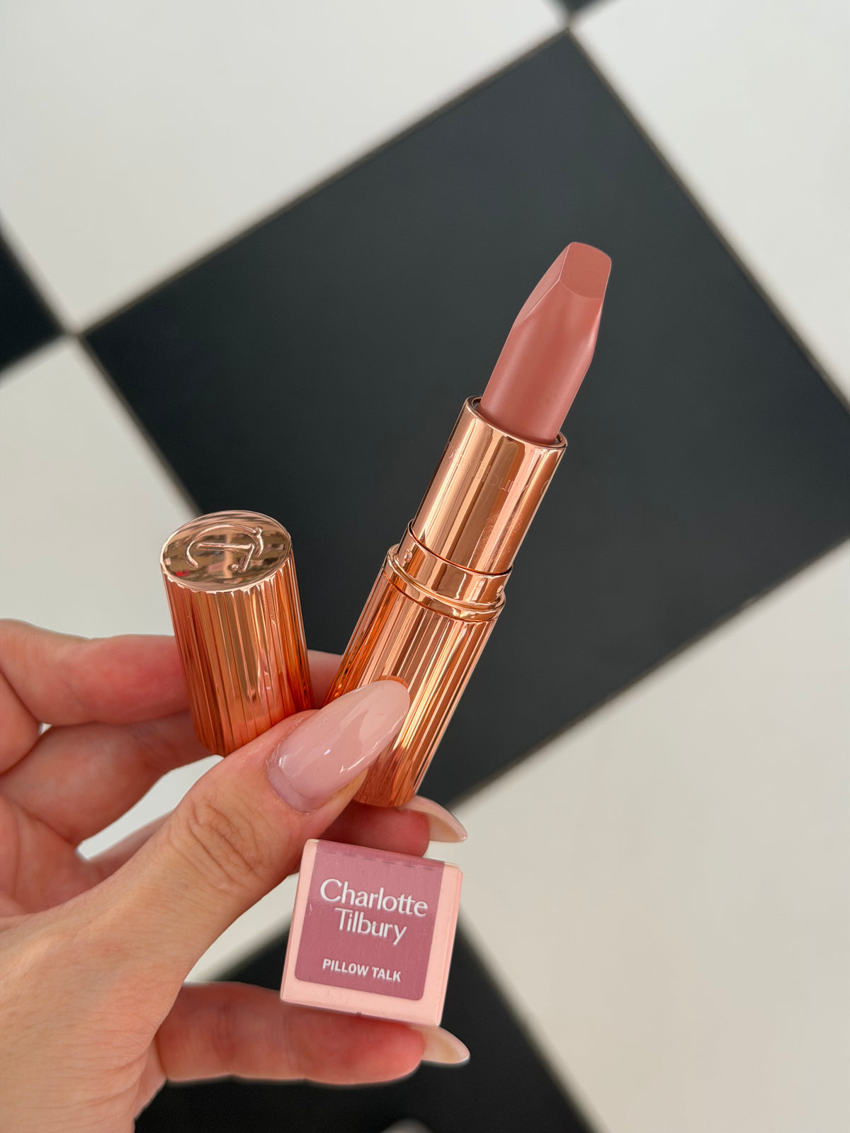 CHARLOTTE TILBURY Pillow Talk
Matte Revolution Long-Lasting Lipstick