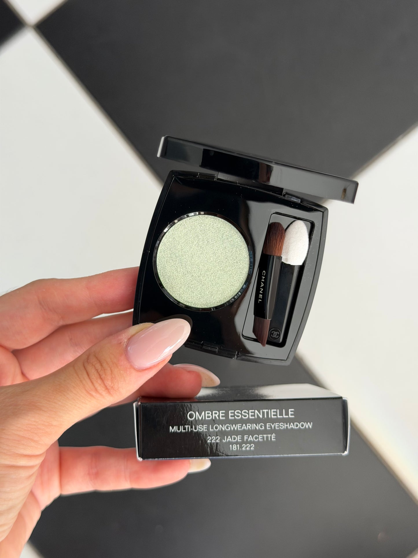 CHANEL Ombre Essentielle Multi-Use Longwearing Eyeshadow (222)
