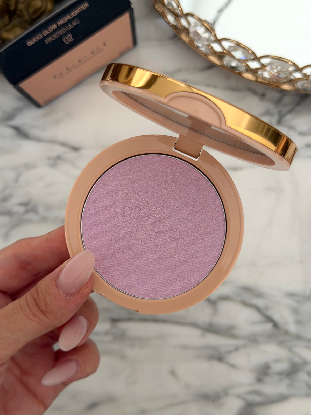 GUCCI Glow Highlighter (02)
Multi-Use Silky Illuminating Powder