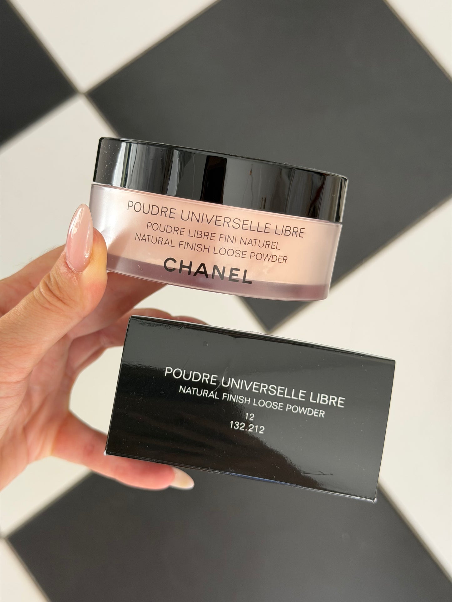 CHANEL Poudre Universelle Libre
Natural Finish Loose Powder (12)