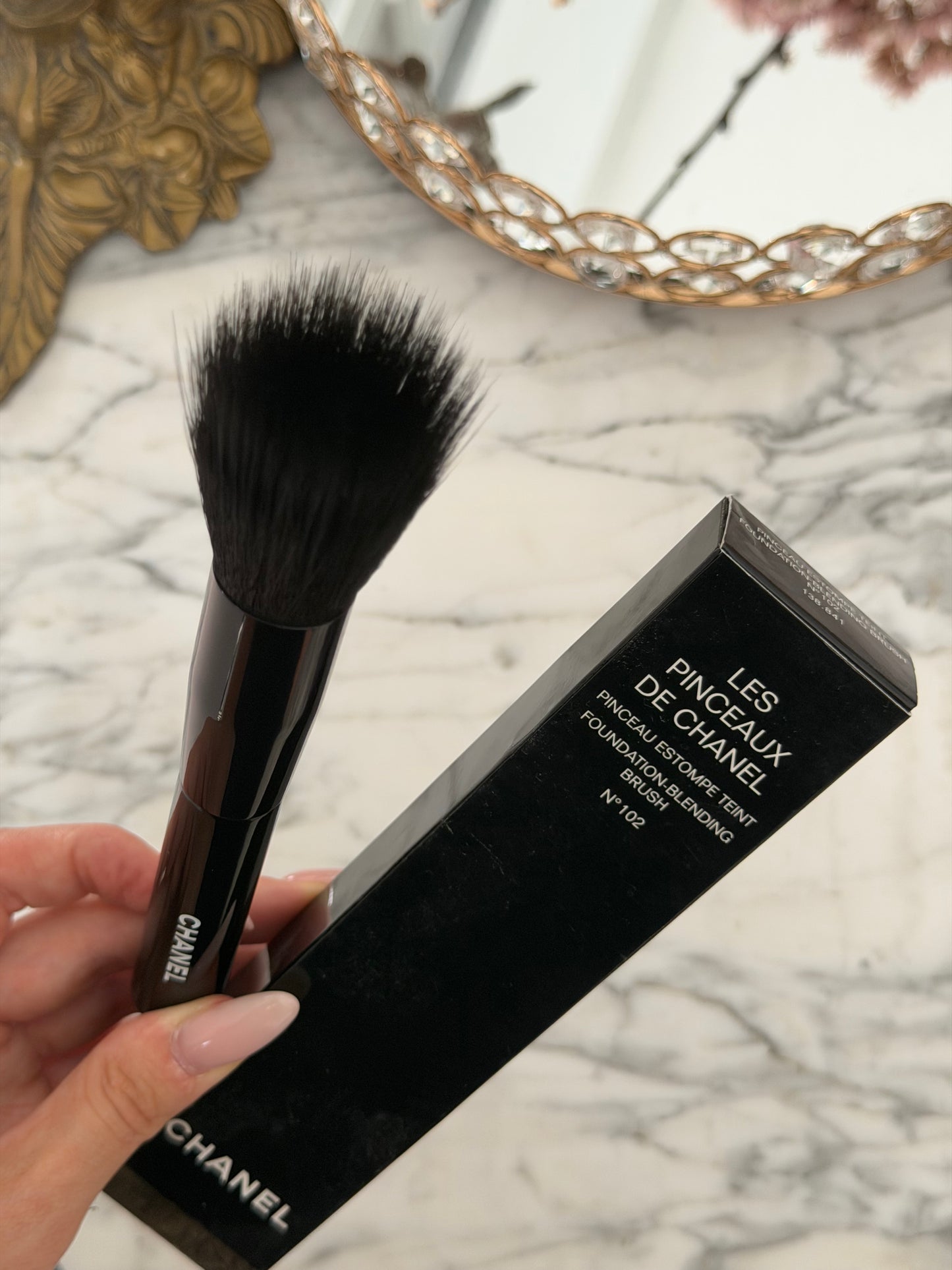 CHANEL Les Pinceaux De Chanel N°102
Fluid Foundation-Blending Brush