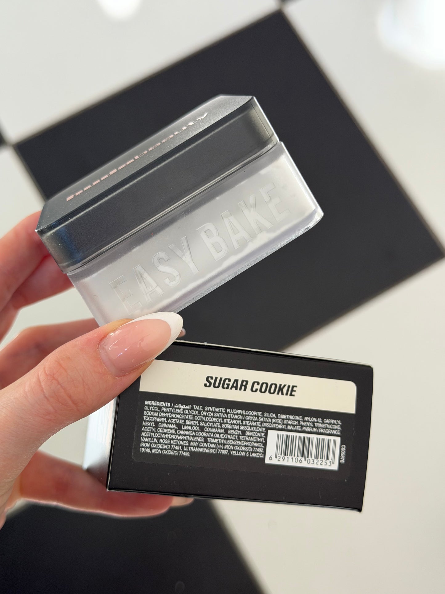HUDA BEAUTY Easy Bake Loose Baking & Setting Powder - Sugar Cookie