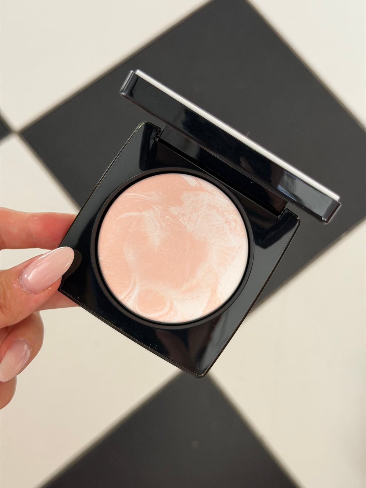 BOBBI BROWN
Sheer Finish Blurring Powder - Pearl Pink