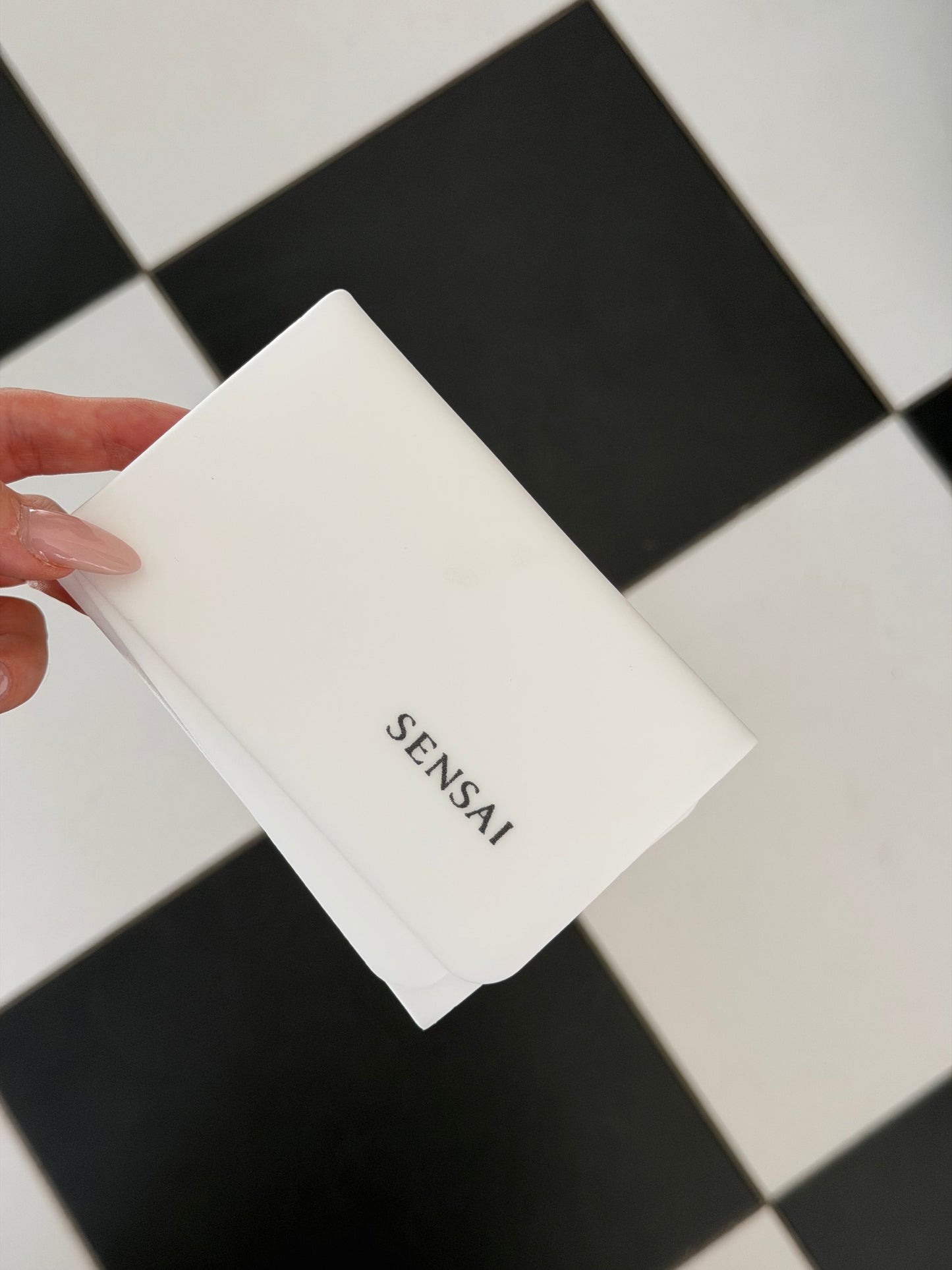 SENSAI 
Silky Purifying Sponge Chief