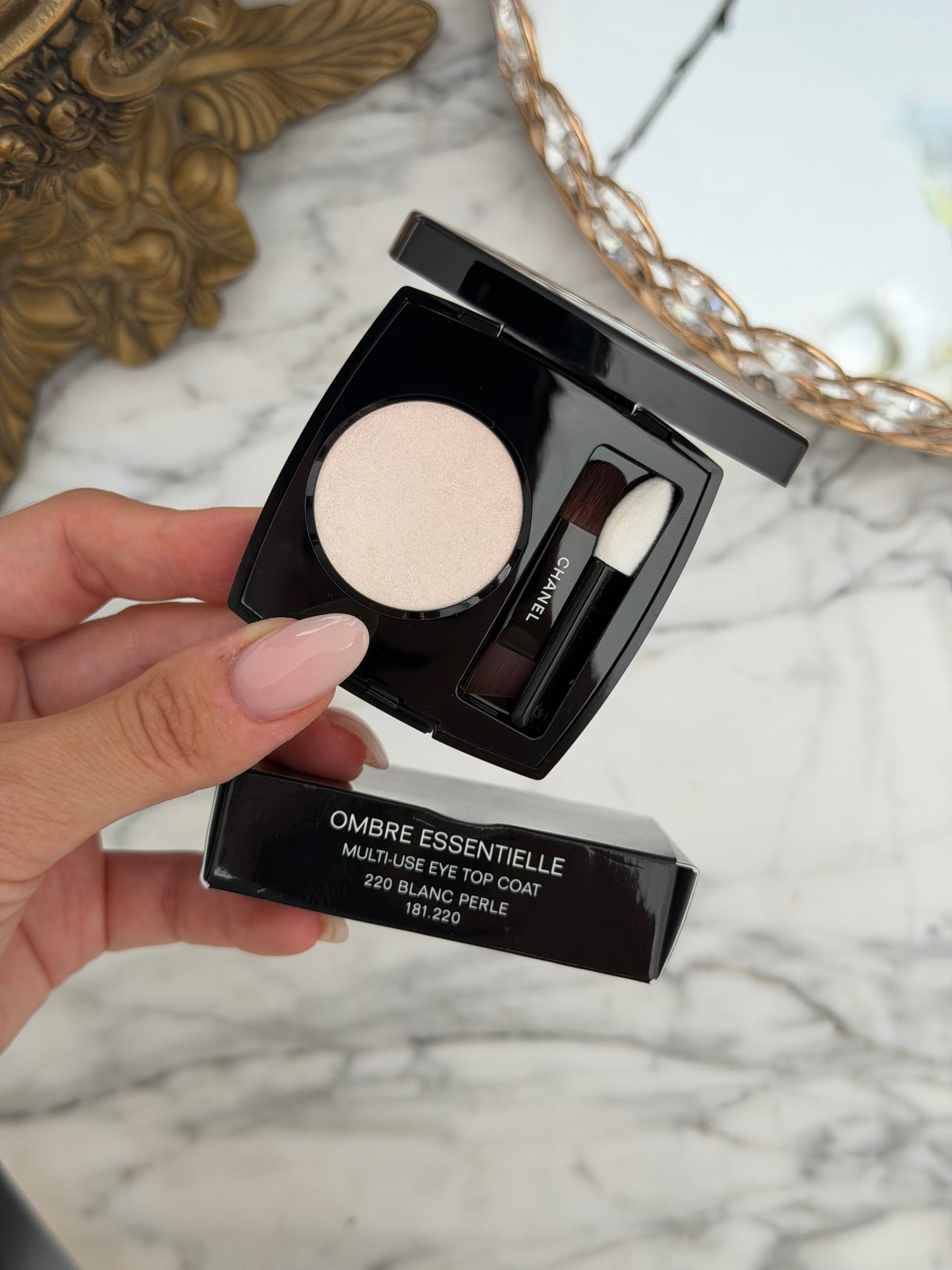 CHANEL Ombre Essentielle Multi-Use Longwearing Eyeshadow (220)