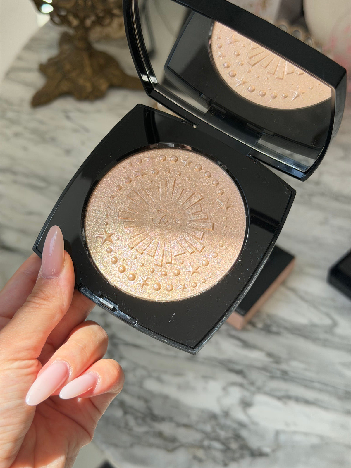 CHANEL Diamond Dust
Oversize Illuminating Powder