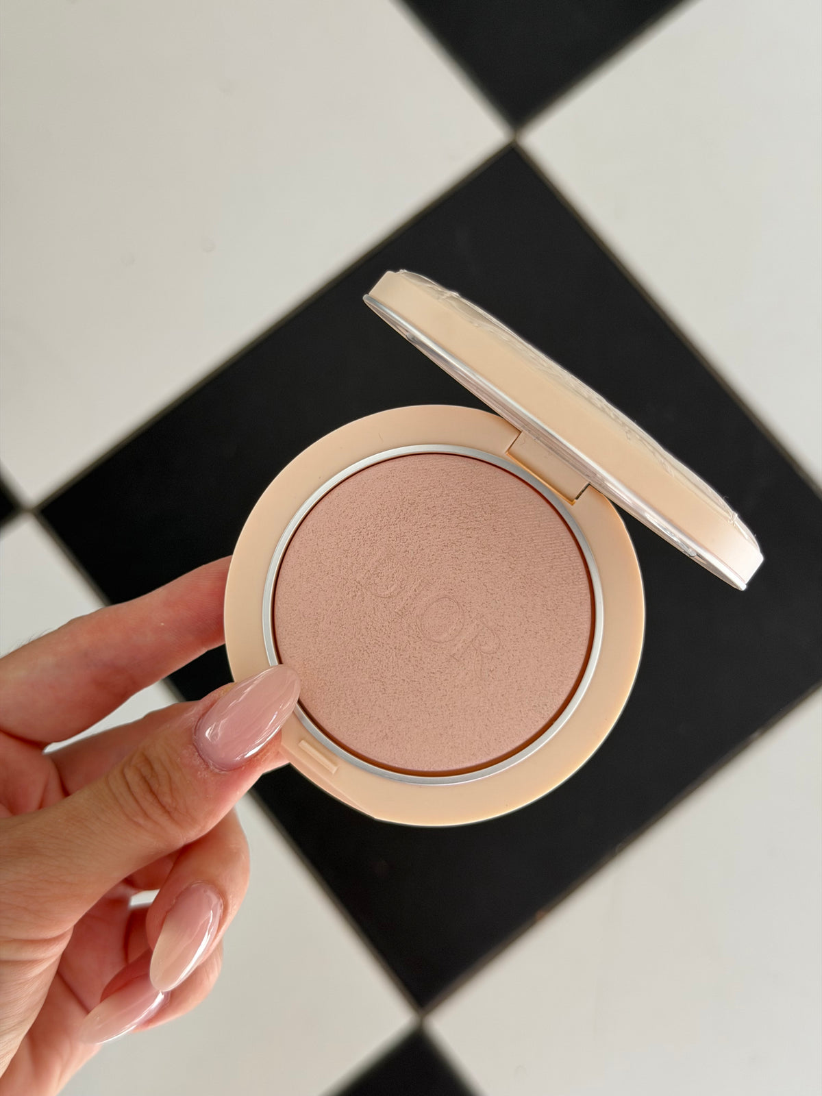 DIOR Forever Couture Luminizer (02)
Longwear Highlighter - 95%* Natural-Origin Pigments
