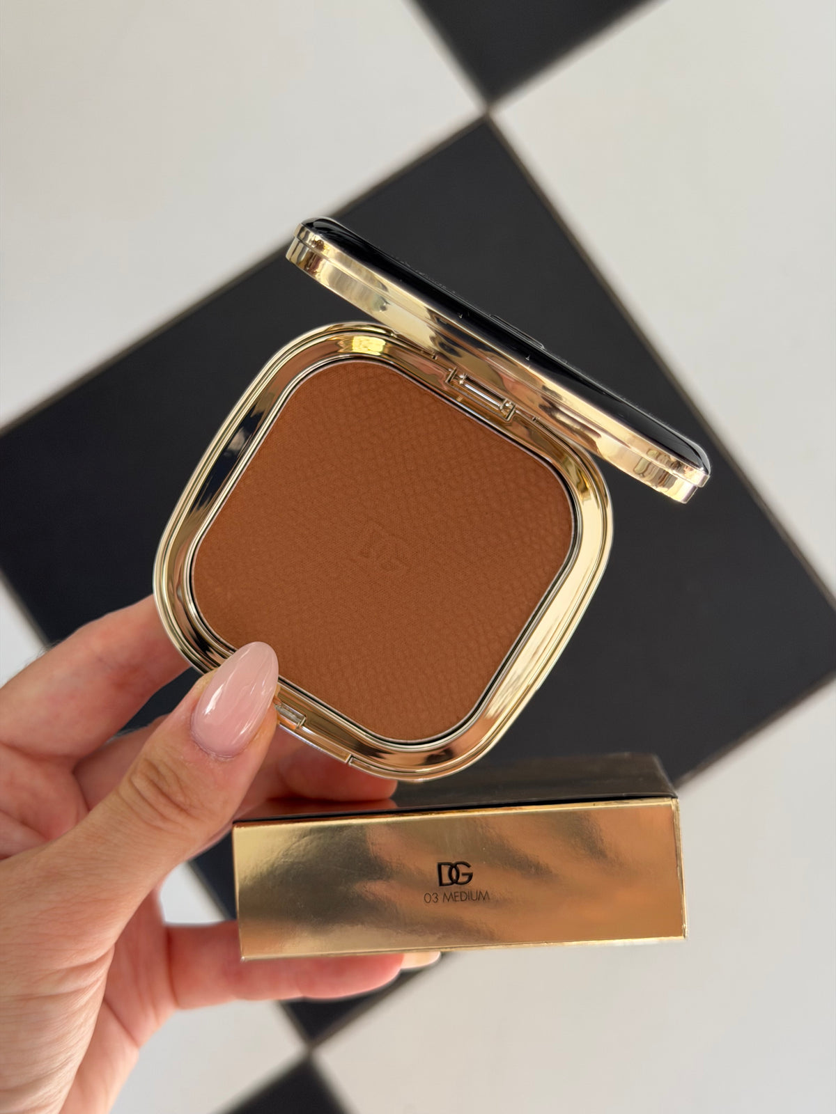 DOLCE&GABBANA Face&Eyes Match
Lasting Bronzer & Eyeshadow Powder (03)