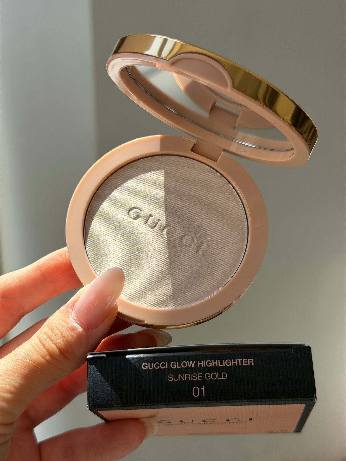GUCCI Glow Highlighter (01)
Multi-Use Silky Illuminating Powder