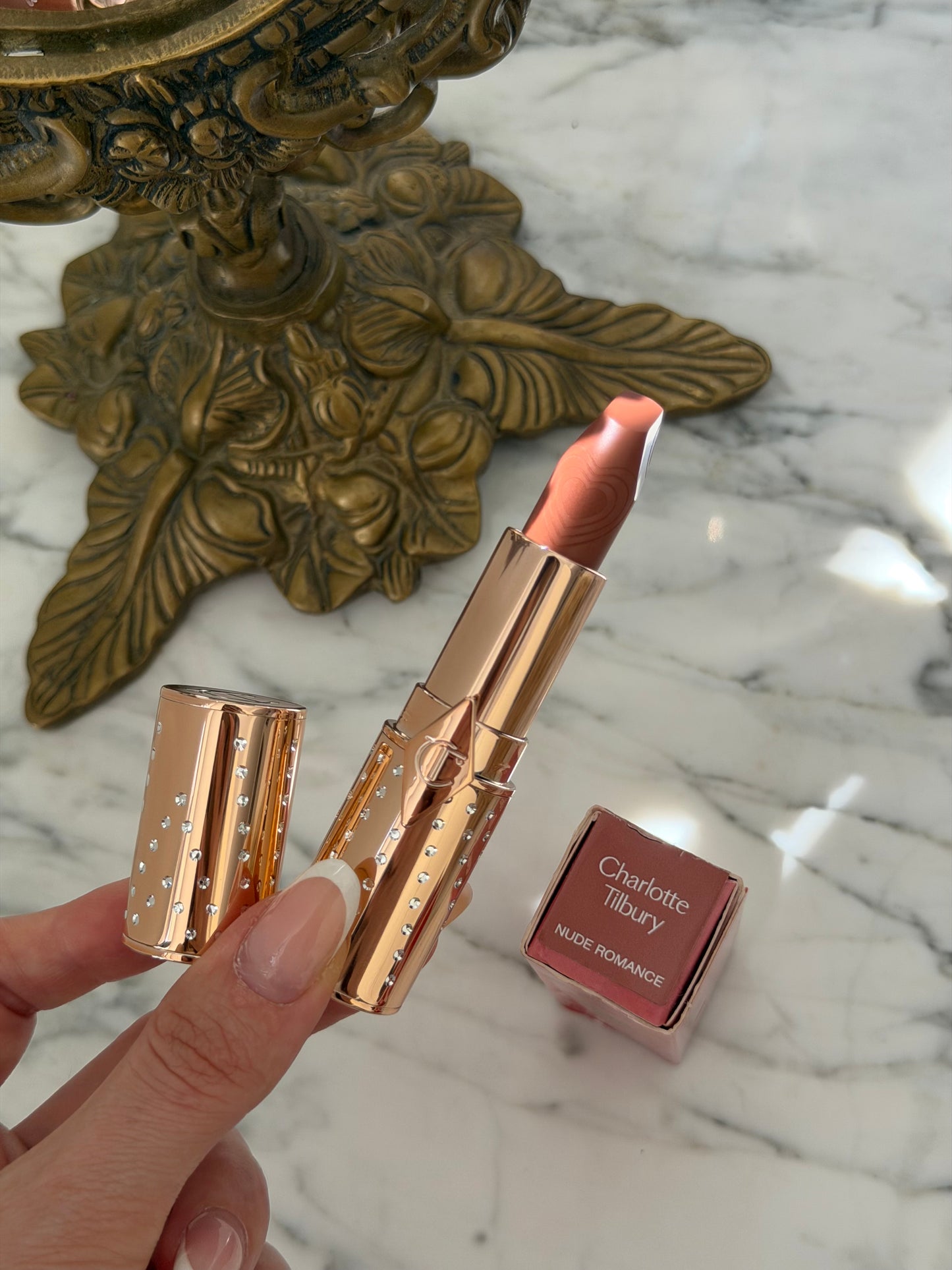 CHARLOTTE TILBURY
Look Of Love Lipstick
K.I.S.S.I.N.G - Nude Romance