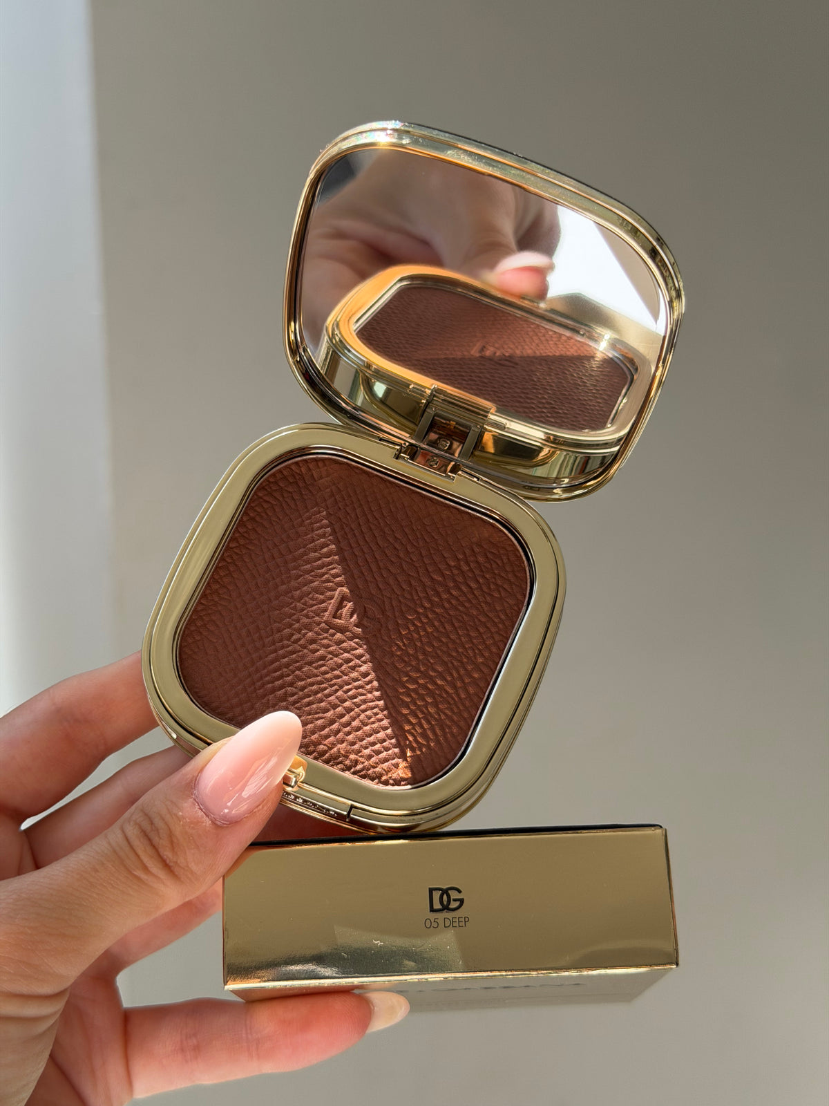 DOLCE&GABBANA Face&Eyes Match
Lasting Bronzer & Eyeshadow Powder (05)