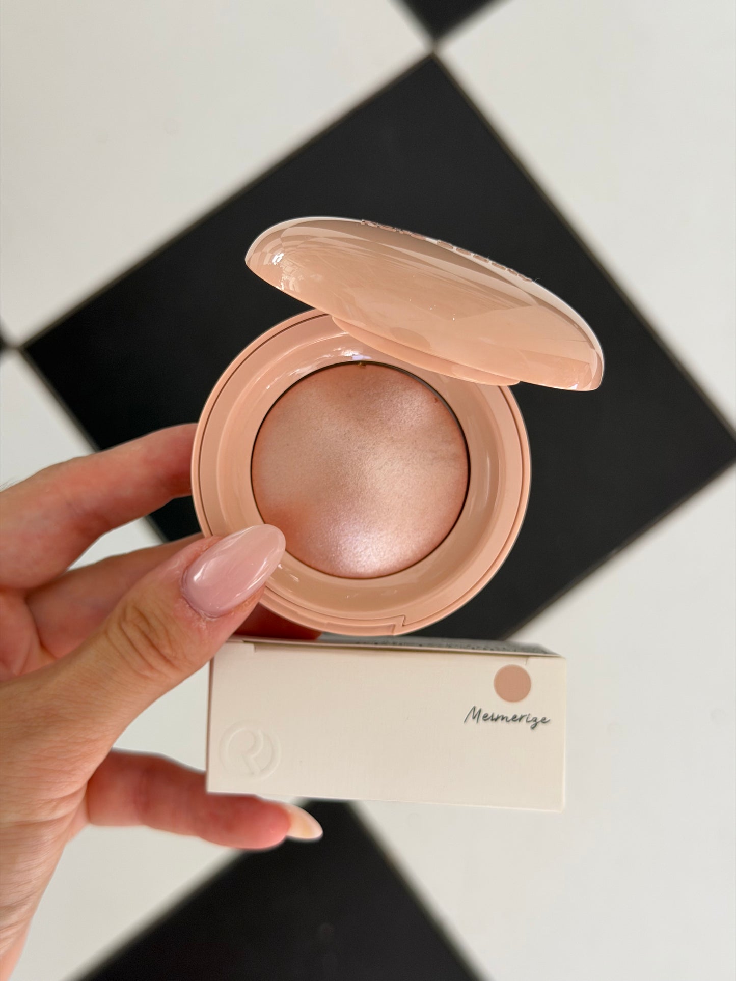 RARE BEAUTY Positive Light Silky Touch Highlighter - Mesmerize