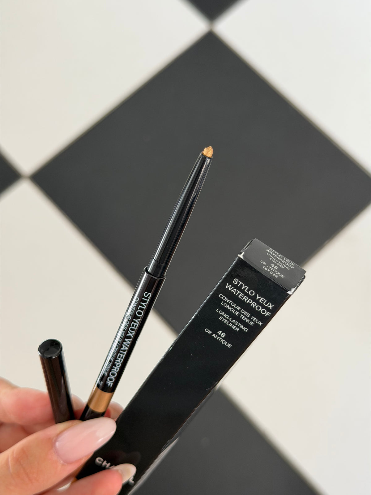 CHANEL Stylo Eyes Waterproof (48)
Long-Lasting Eyeliner