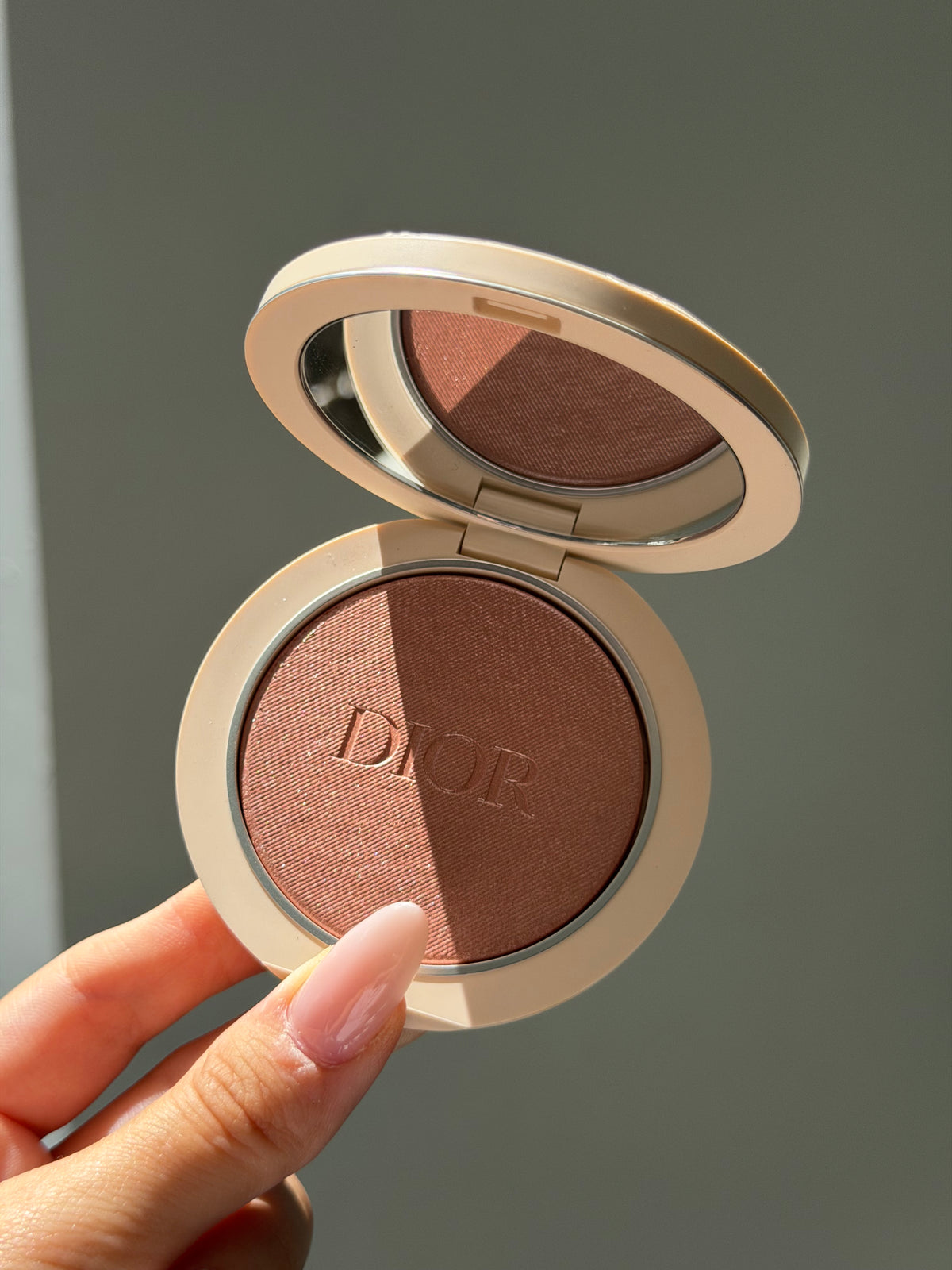 DIOR Forever Couture Luminizer (05)
Longwear Highlighter - 95%* Natural-Origin Pigments