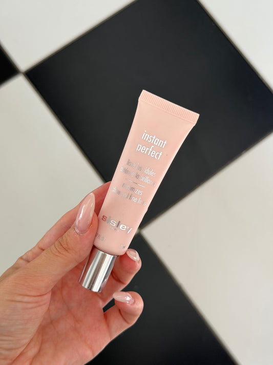 SISLEY Instant Perfect
Minimizes Shine and Fine Lines