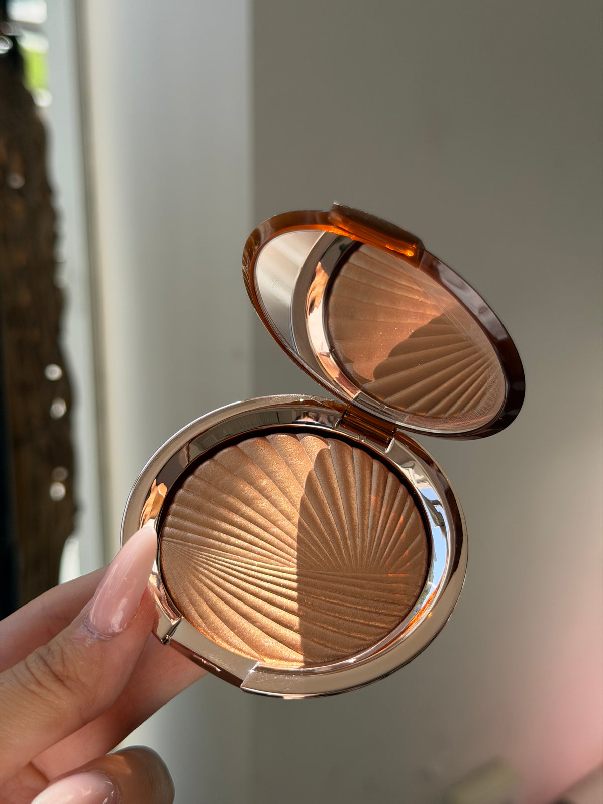 ESTÉE LAUDER Bronze Goddess
Highlighting Powder Gelée (02)