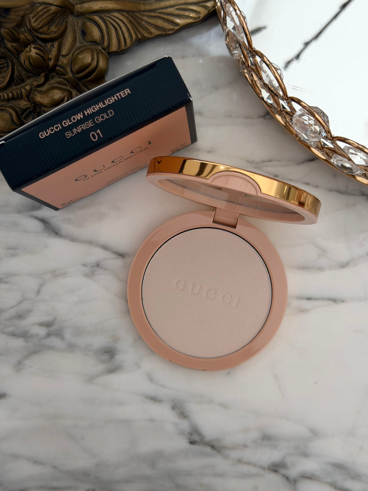 GUCCI Glow Highlighter (01)
Multi-Use Silky Illuminating Powder
