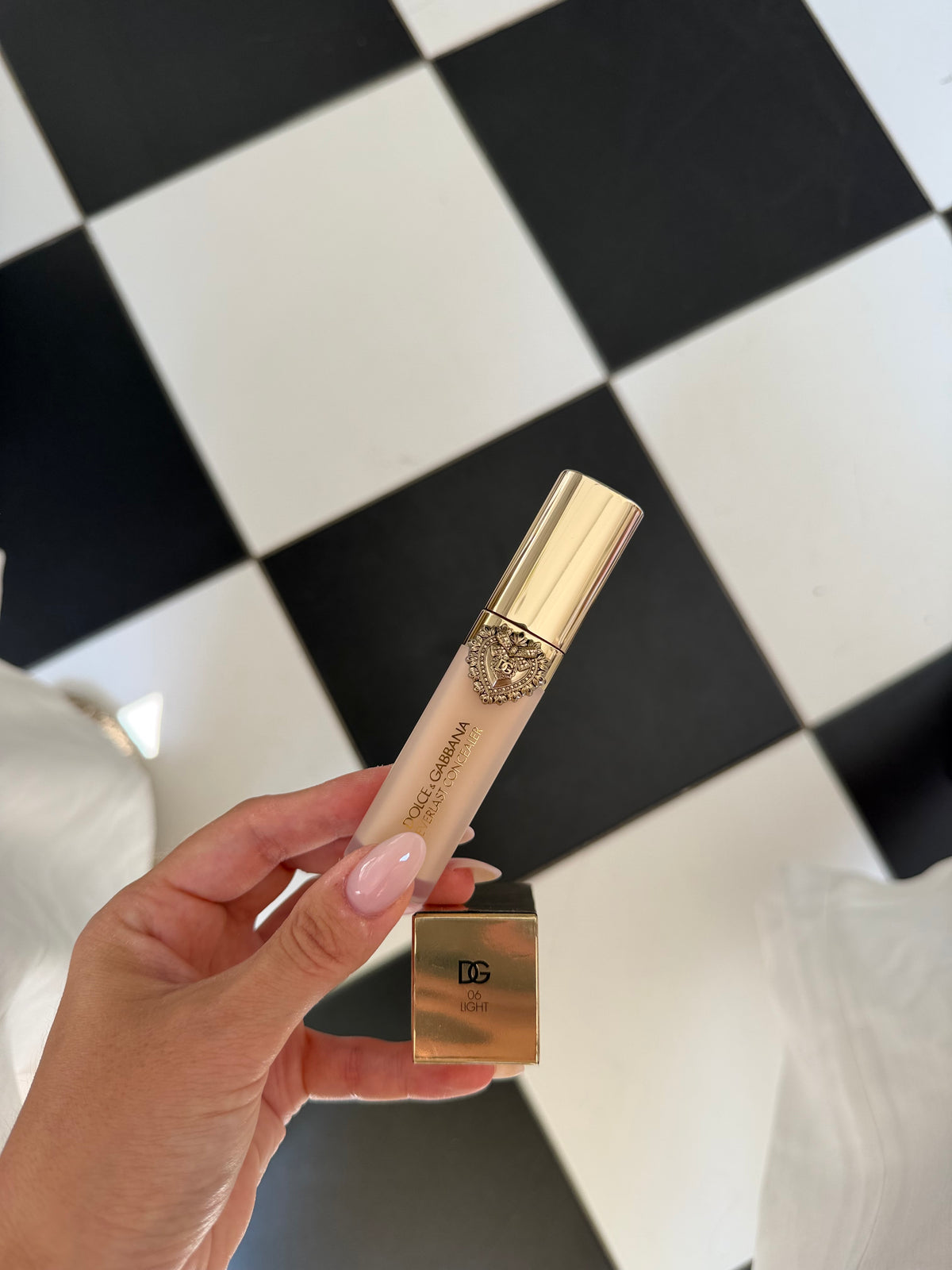 DOLCE&GABBANA Everlast Concealer 
24H Wear Crease-Proof Hydrating (06)