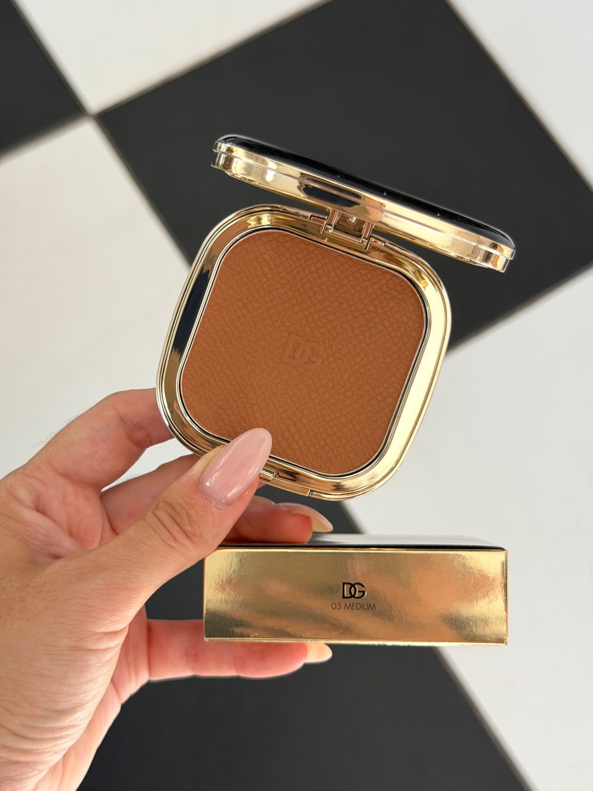 DOLCE&GABBANA Face&Eyes Match
Lasting Bronzer & Eyeshadow Powder (03)