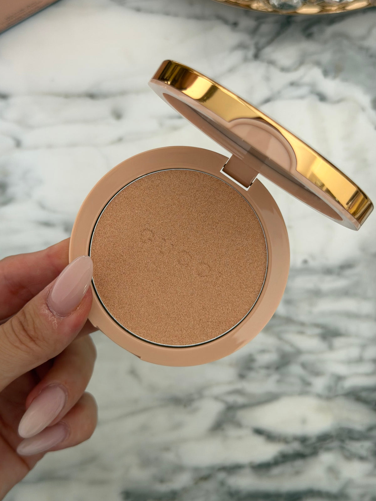 GUCCI Glow Highlighter (03)
Multi-Use Silky Illuminating Powder