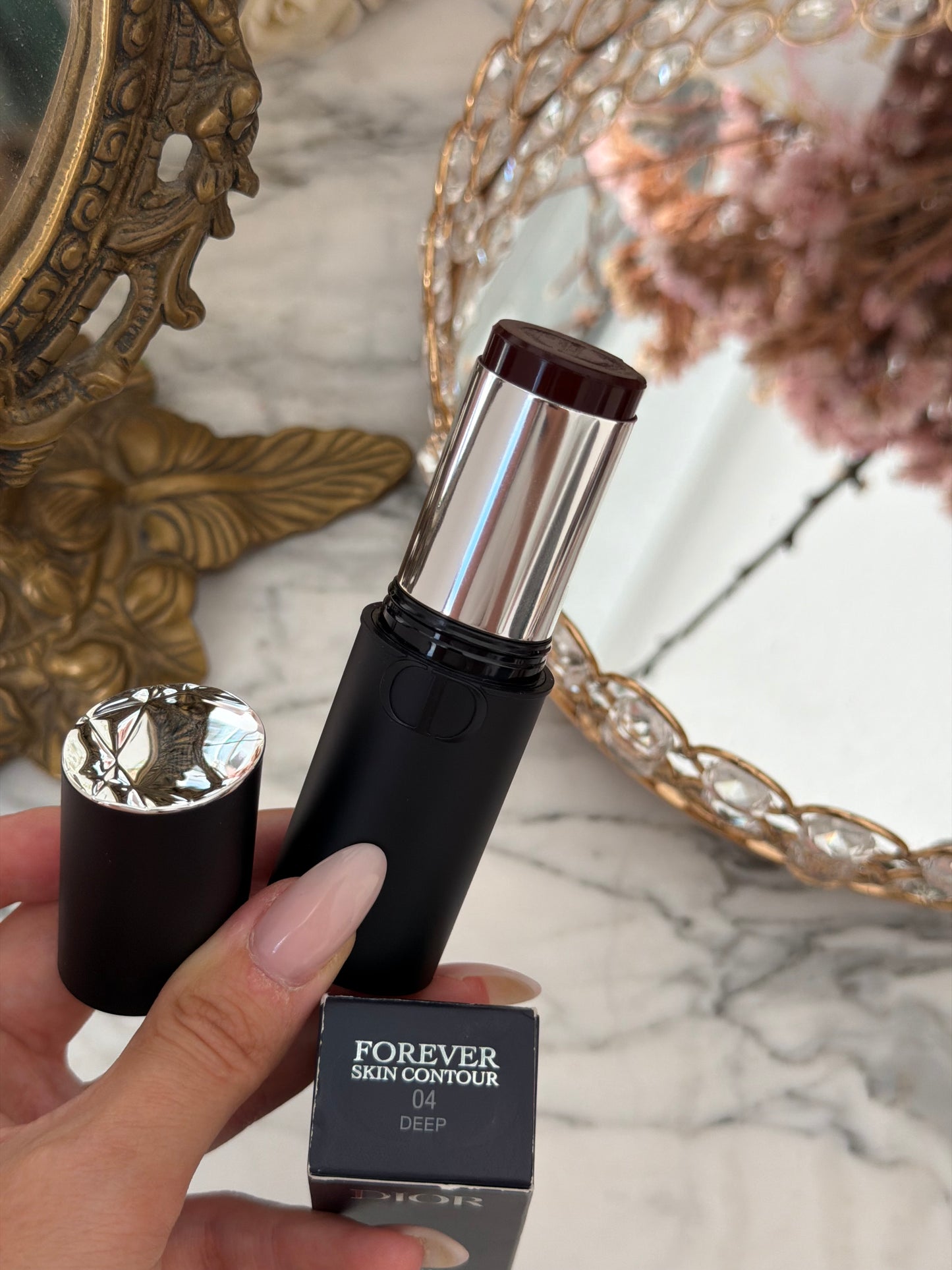 DIOR Forever Skin Contour (04)
Sculpting and Bronzing Face Stick - Seamless Perfection - 24H Wear and Hydration