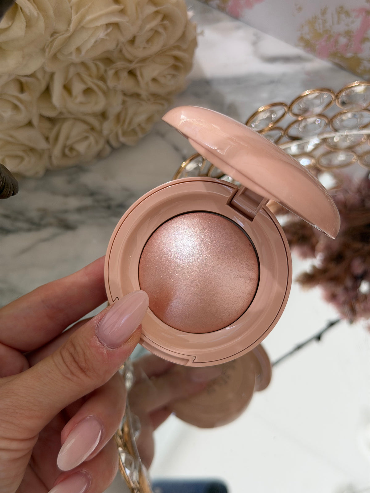 RARE BEAUTY Positive Light Silky Touch Highlighter - Mesmerize