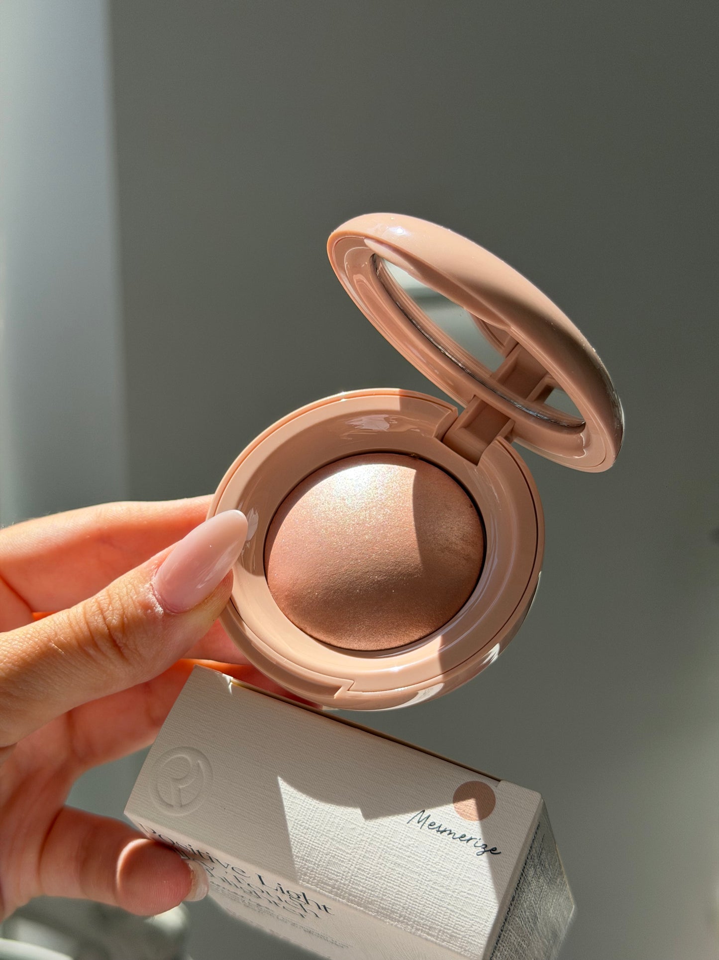 RARE BEAUTY Positive Light Silky Touch Highlighter - Mesmerize