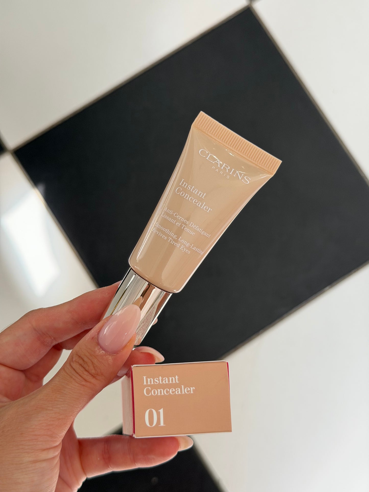 CLARINS Instant Concealer (01) Smoothing, Long-Lasting Revives Tired Eyes