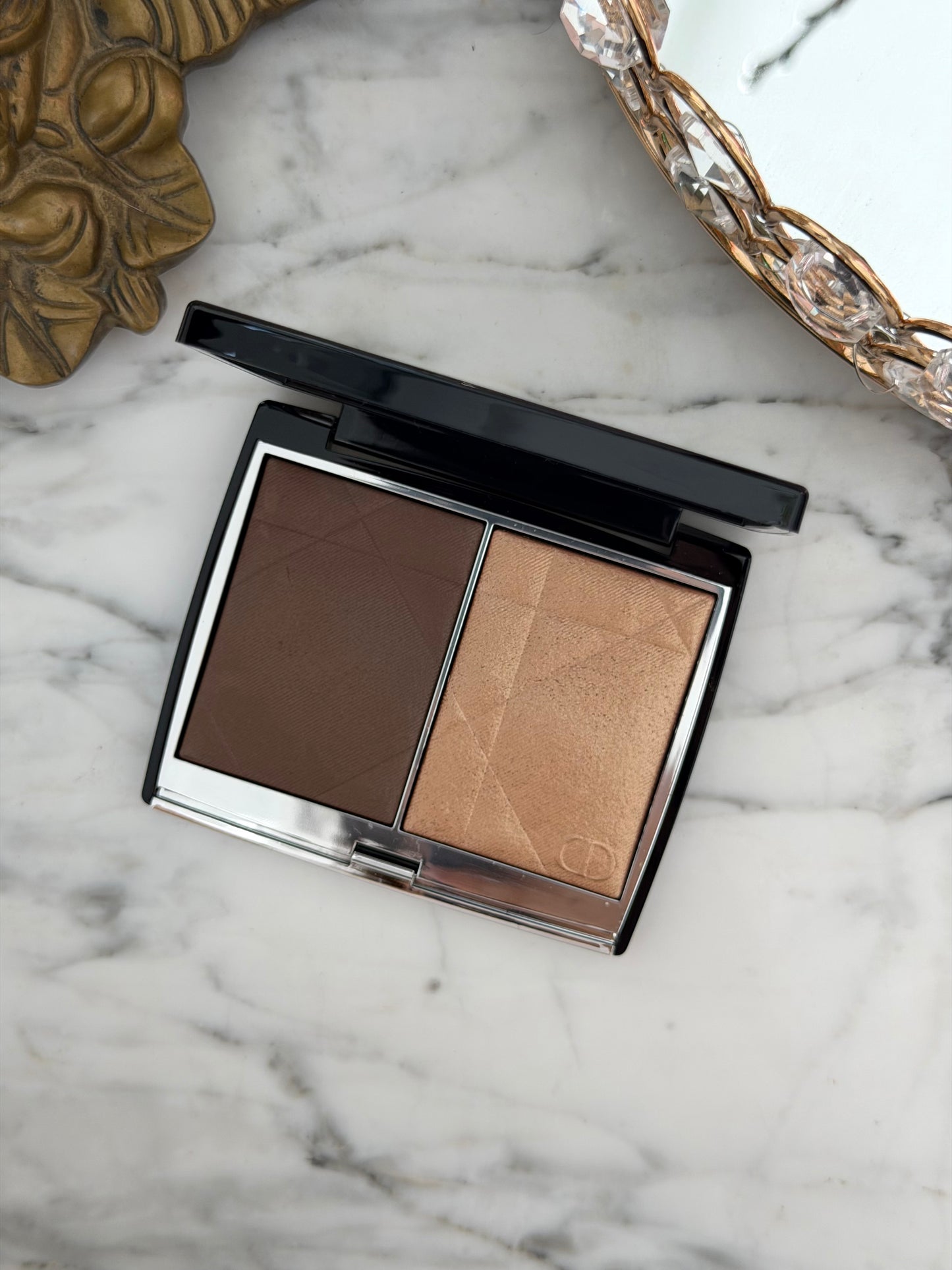 DIOR Rouge Blush Colour & Glow (200)
Multi-Use Face Palette – Color and Highlighter Duo
