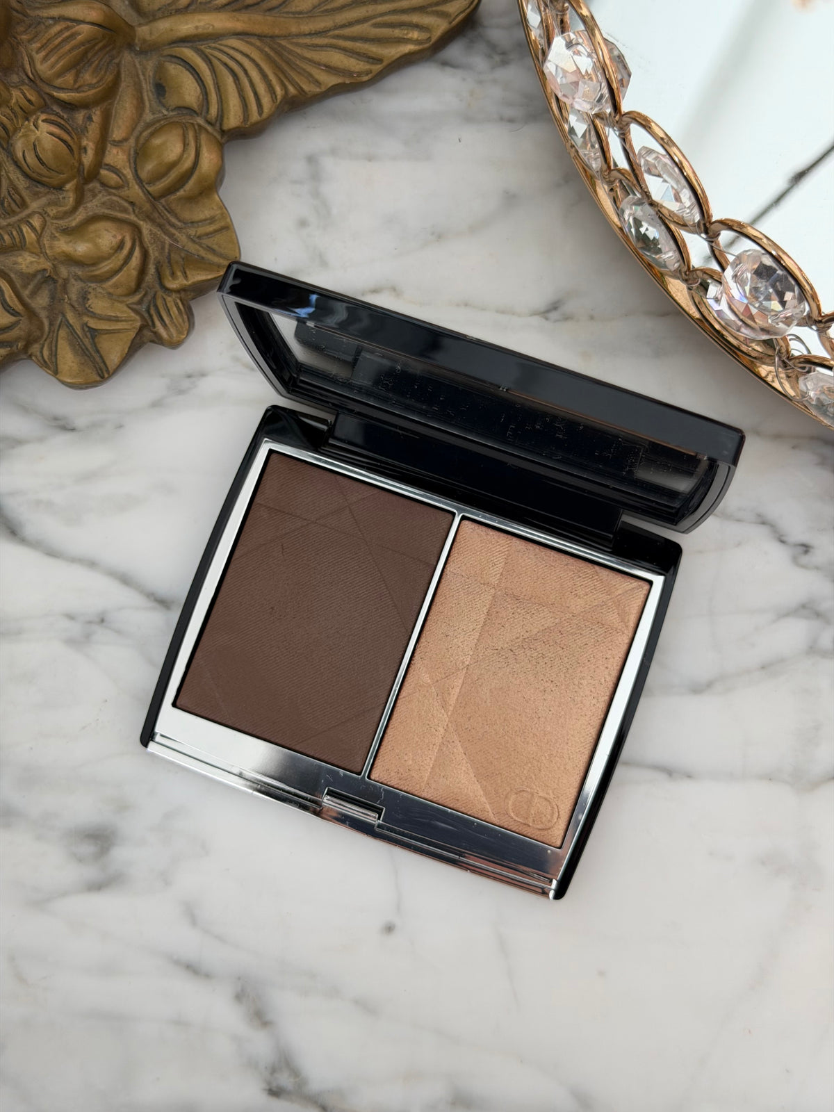 DIOR Rouge Blush Colour & Glow (200)
Multi-Use Face Palette – Color and Highlighter Duo