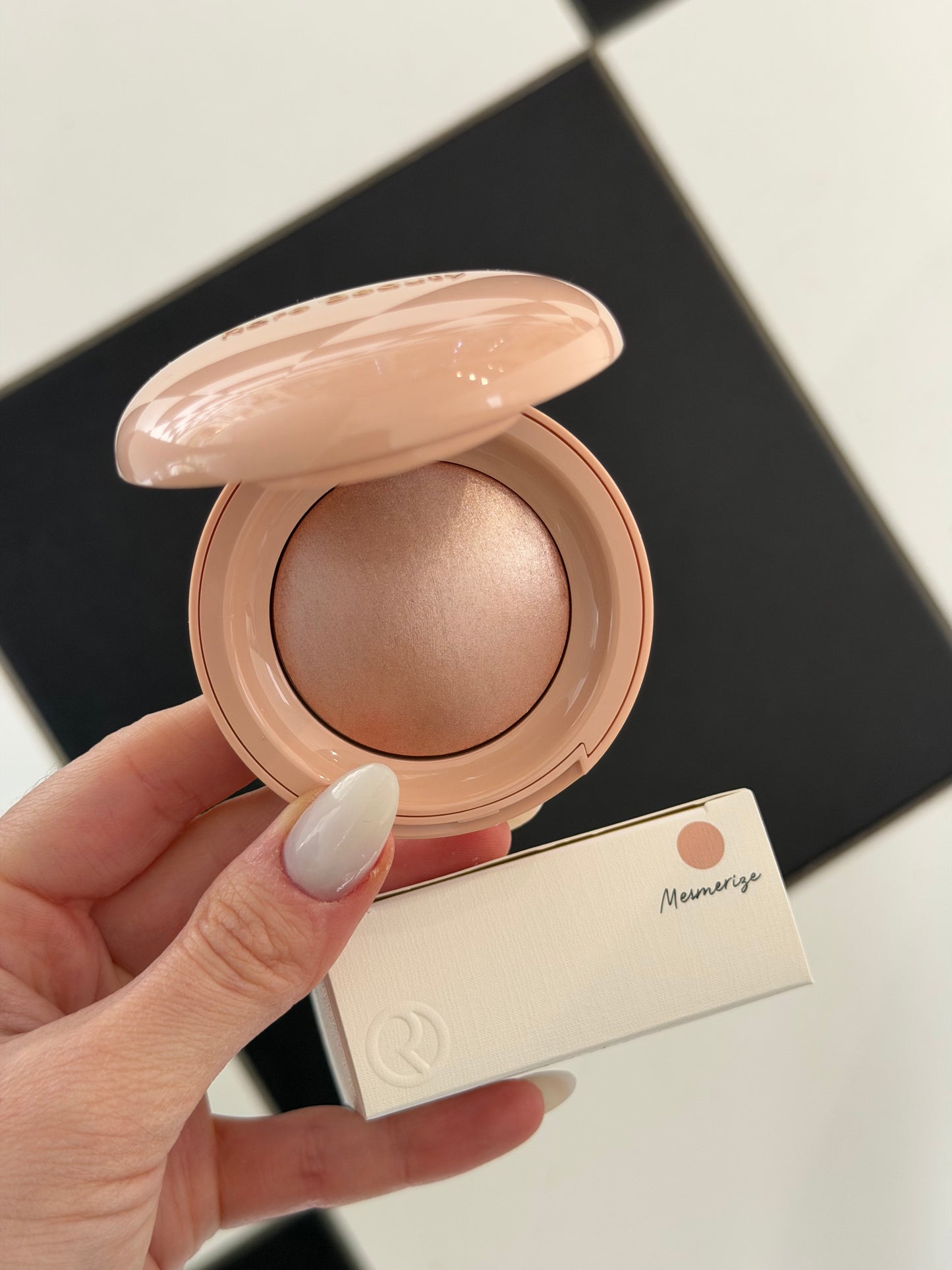 RARE BEAUTY Positive Light Silky Touch Highlighter - Mesmerize