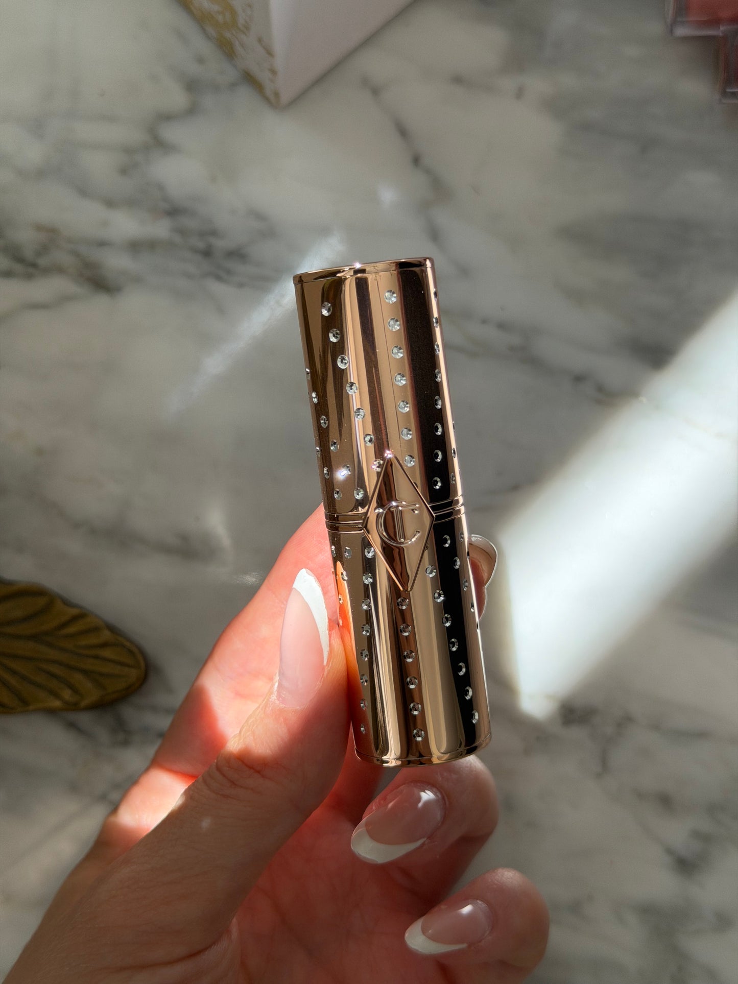CHARLOTTE TILBURY
Look Of Love Lipstick
K.I.S.S.I.N.G - Nude Romance