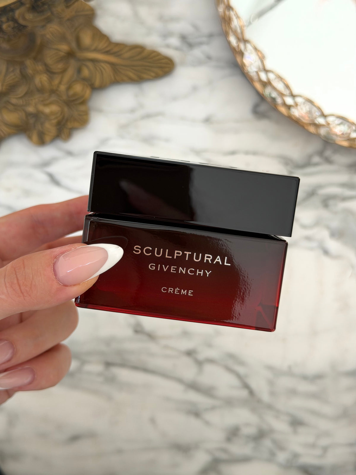 GIVENCHY
Sculptural Cream
Tense, Densify and Tonify Your Facial Contour and Volumes