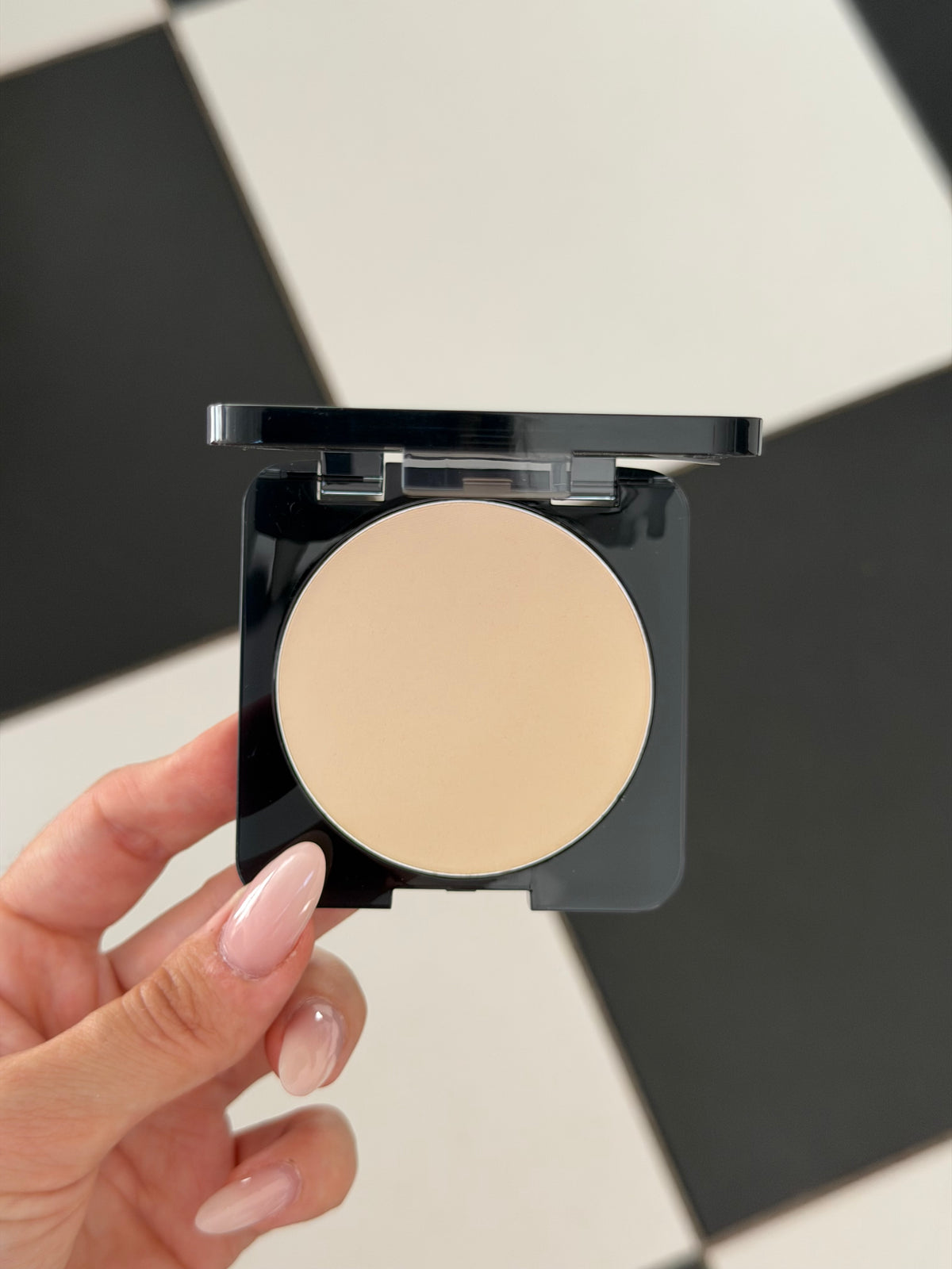 HUDA BEAUTY Easy Bake Airbrush Matte Pressed Powder - Pound Cake